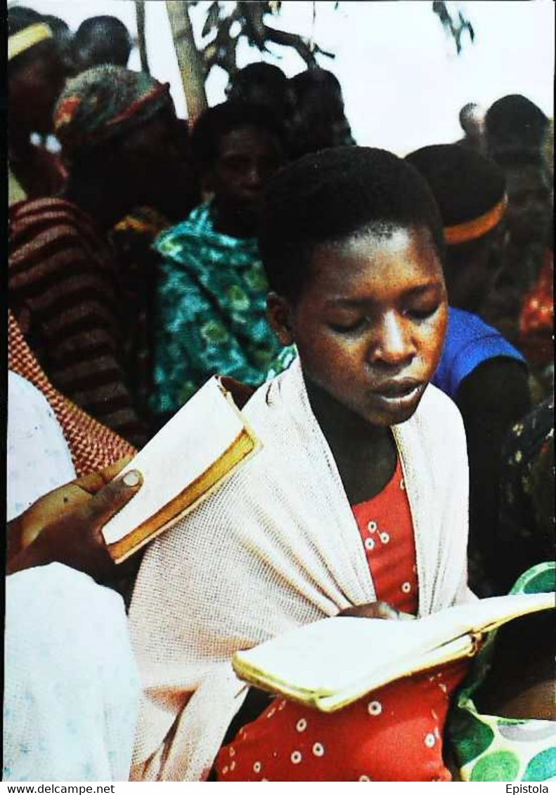 ►  CPSM   Rwanda    Photo F Perret  La Chaux -de-Fonds   Lecture Livre - Rwanda