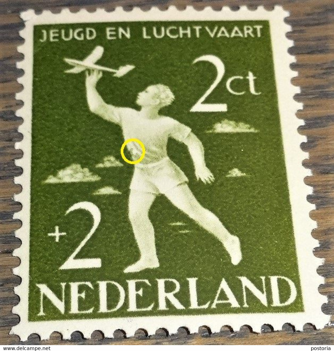 Nederland - MAST - 647 PM - 1954 - Plaatfout - Postfris - Olijfgroen Vlekje Rand Van T-shirt - Variétés Et Curiosités