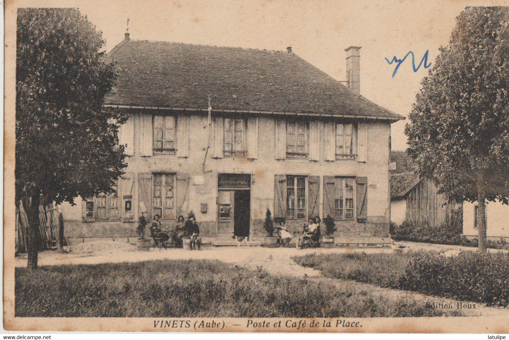 Vinets  10  La Poste Et Le Café De La Place Tres Animées En Terrasse - Andere & Zonder Classificatie