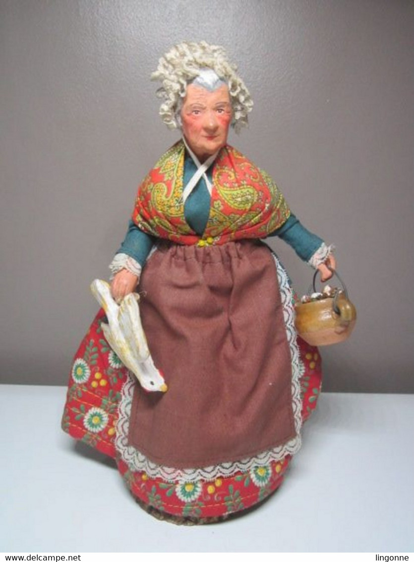 SANTON DE PROVENCE FEMME Avec Poule Et Marmite Sylvette AMY Haut 24 Cm Poids 405 Grammes - Santons