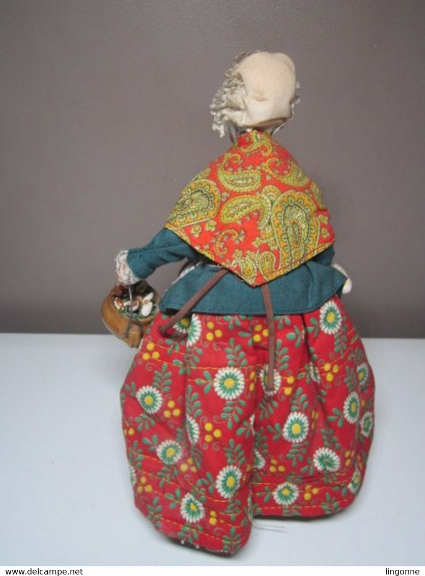 SANTON DE PROVENCE FEMME Avec Poule Et Marmite Sylvette AMY Haut 24 Cm Poids 405 Grammes - Santons