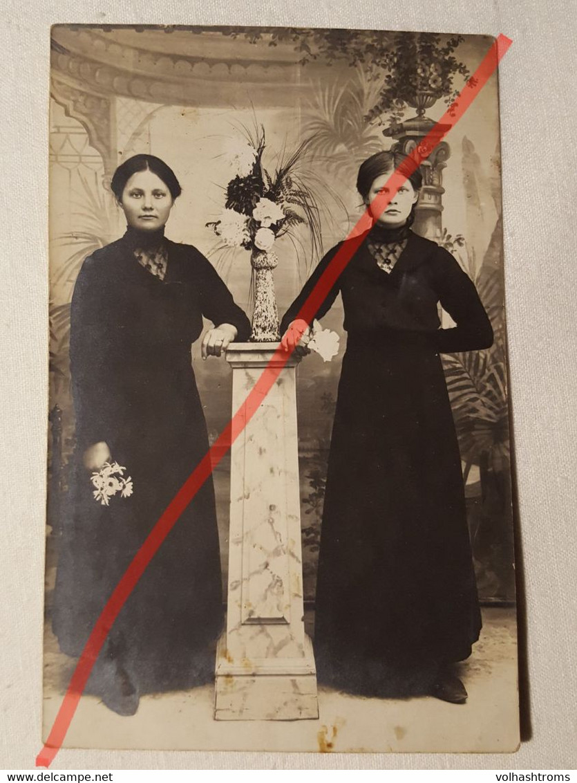 Photo D'époque. Original. Filles Avec De Belles Coiffures Et Robes. Deux Soeurs. La Lettonie D'avant-guerre - Objects