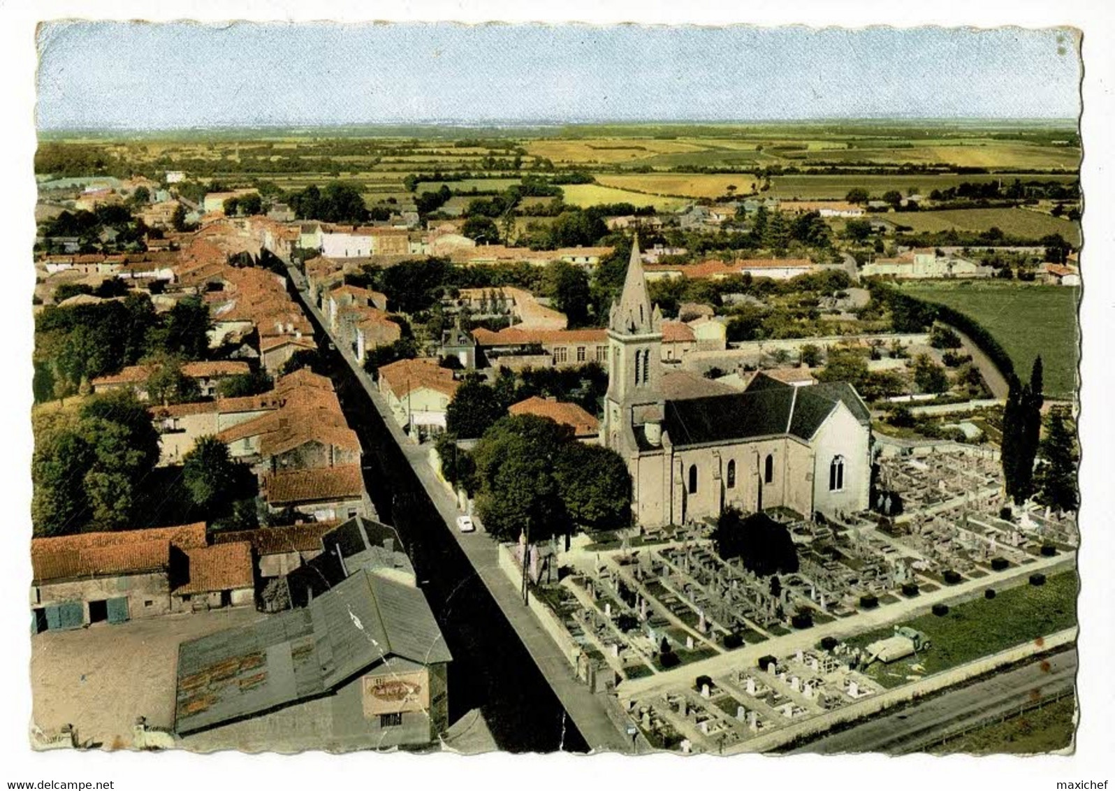 En Avion Au-dessus De Beauvoir - L'Eglise (cimetière Les Fossoyeurs Sont Au Travail) - Circulé 1972, Sous Enveloppe - Beauvoir Sur Niort