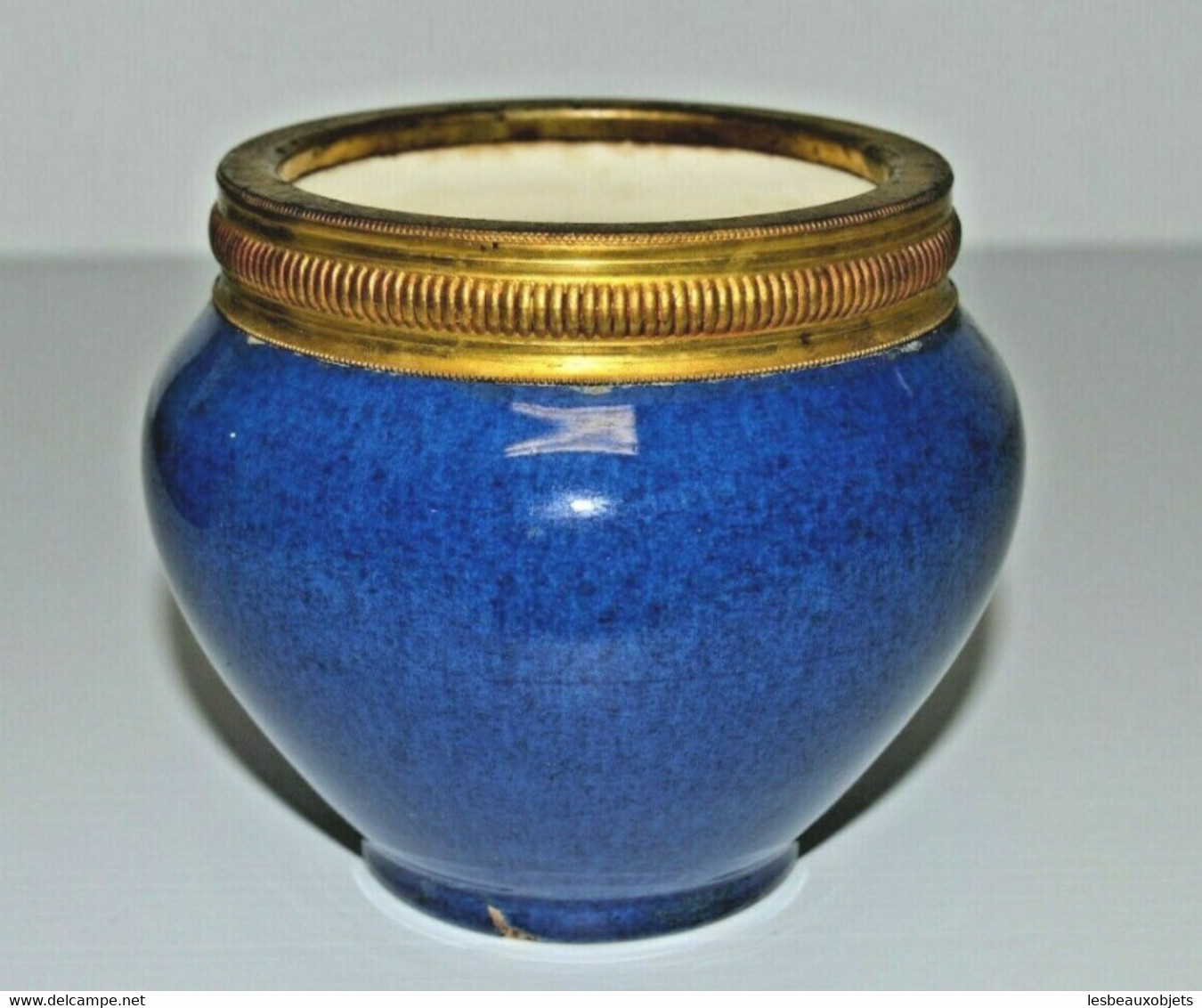 ANCIEN PETIT VASE En PORCELAINE De SEVRES BLEU Bordure Bronze Ou Laiton - Sèvres (FRA)