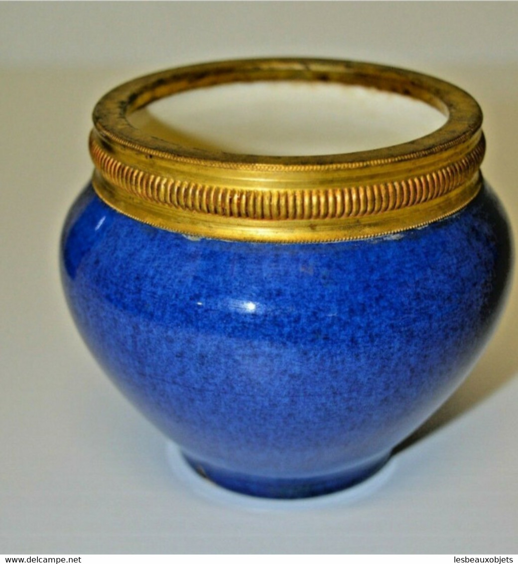 ANCIEN PETIT VASE En PORCELAINE De SEVRES BLEU Bordure Bronze Ou Laiton - Sèvres (FRA)