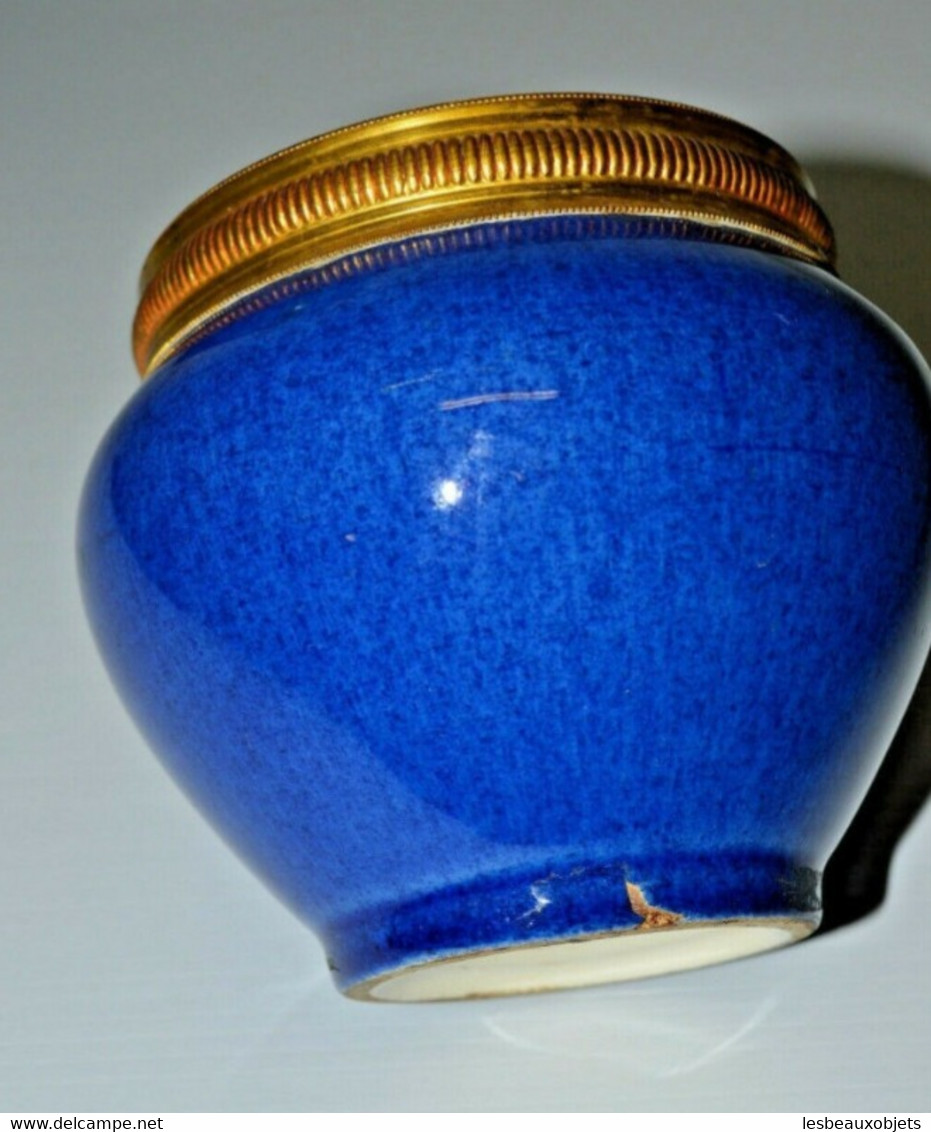 ANCIEN PETIT VASE en PORCELAINE de SEVRES BLEU Bordure Bronze ou laiton