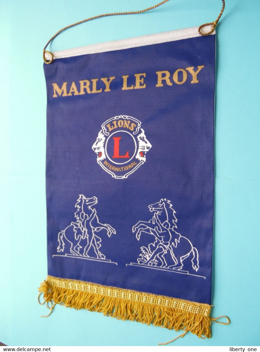 MARLY LE ROY ( France ) > LIONS International ( Ancien / Old > FANION > Wimpel > Pennant ) - Altri & Non Classificati