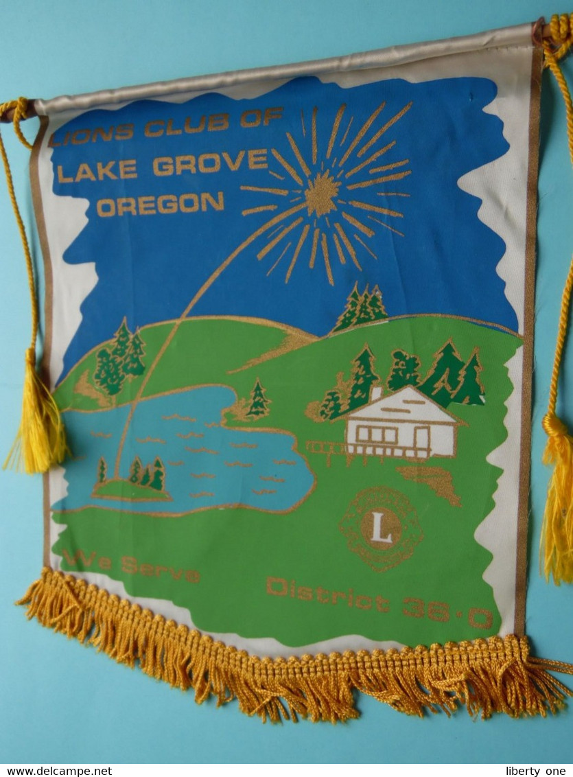 LAKE GROVE OREGON We Serve District 36-0 > LIONS International ( Ancien / Old > FANION > Wimpel > Pennant ) - Autres & Non Classés