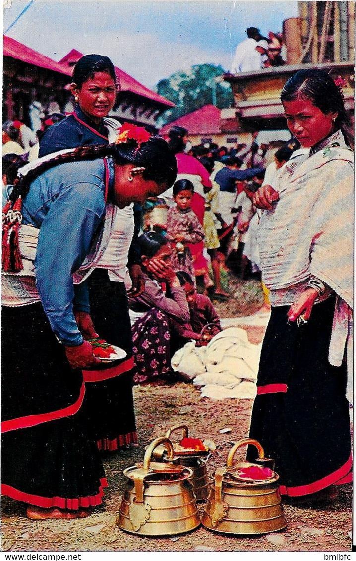 Typical Women Of Kathmandu Valley Preparing For Worship - Népal