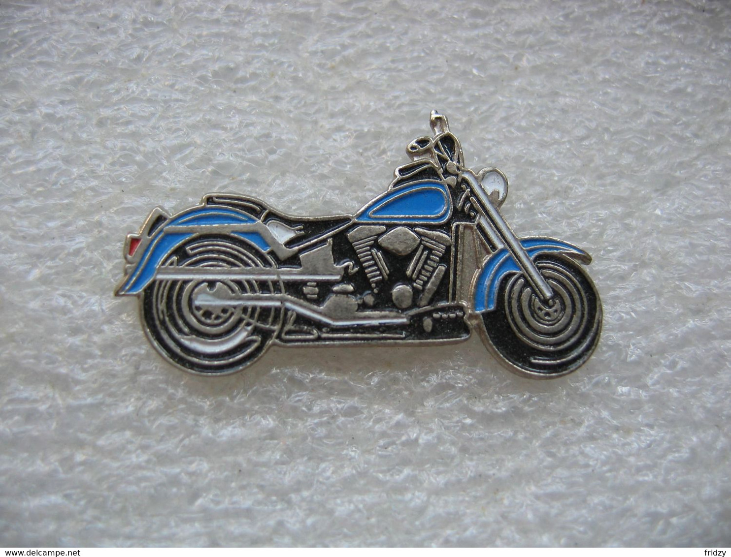 Pin's D'une Moto De La Marque Harley Davidson De Couleur Bleue - Motos