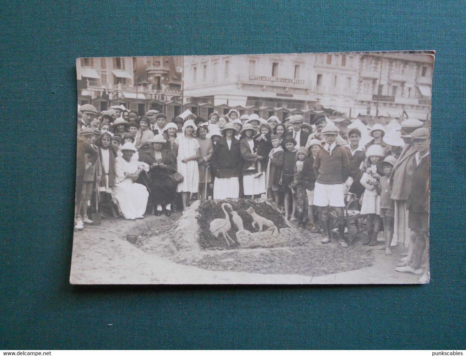 CARTE PHOTO VENDEE LES SABLES D OLONNE  CONCOURS DE SABLE  SUR LA PLAGE 1920 OU 1928 VERSO  EXC ETAT - Sables D'Olonne