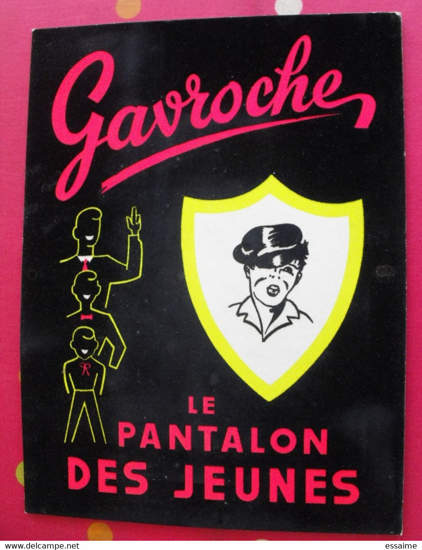 Plaque Carton Floquée. Gavroche Le Pantalon Des Jeunes. Flocage En Relief. Patte à L'arrière. Non Signée. Jost (?) 1960 - Pappschilder