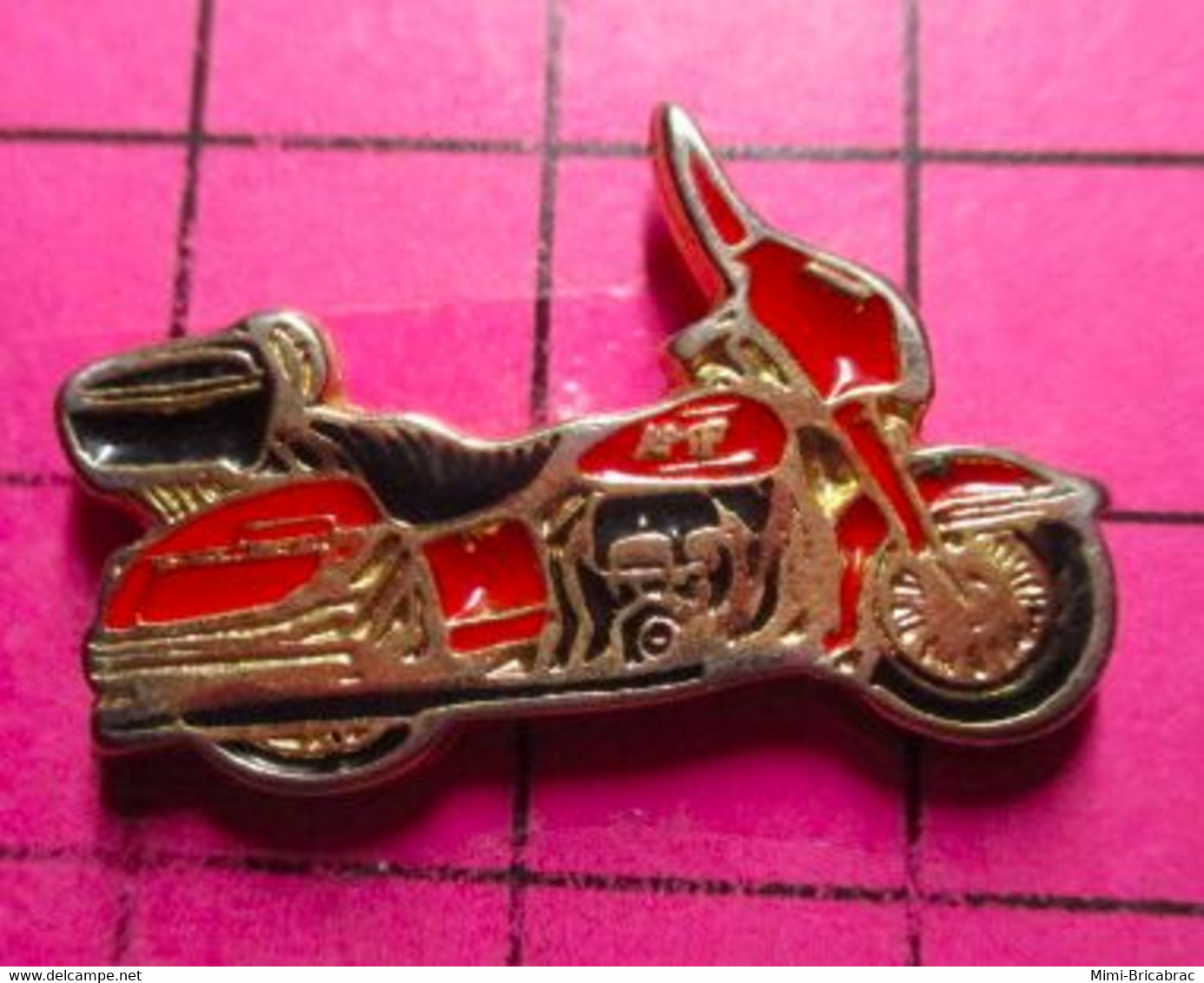 810G Pin's Pins / Beau Et Rare / THEME : MOTOS / GROSSE MOTO ROUTIERE ROUGE ET NOIRE HARLEY ? HONDA ? - Motos