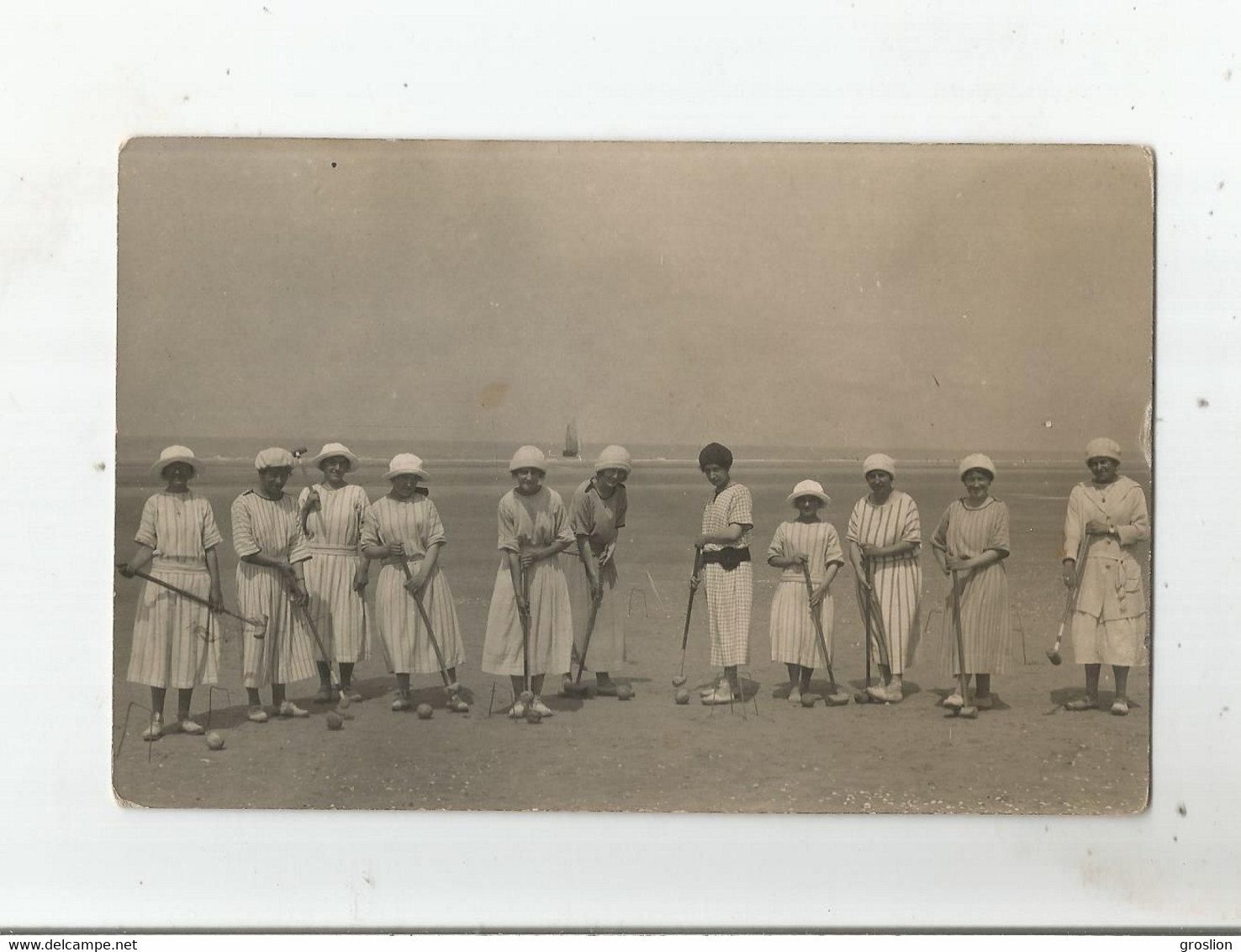 JEU DE CROQUET SUR LA PLAGE CARTE PHOTO ANCIENNE  (FEMMES JOUANT) - Sonstige & Ohne Zuordnung