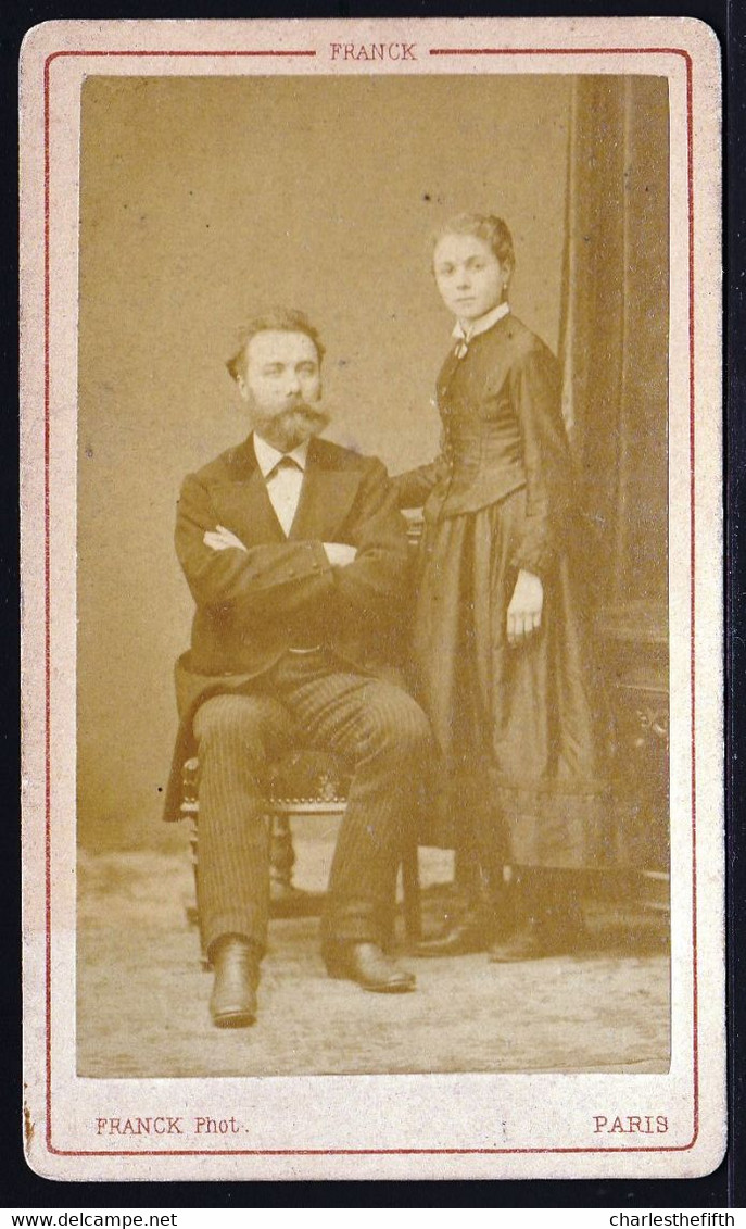 VIEILLE PHOTO CDV  - COUPLE RICHE - MOUSTACHE - BARBE - MODE - Photo Franck Paris - Oud (voor 1900)