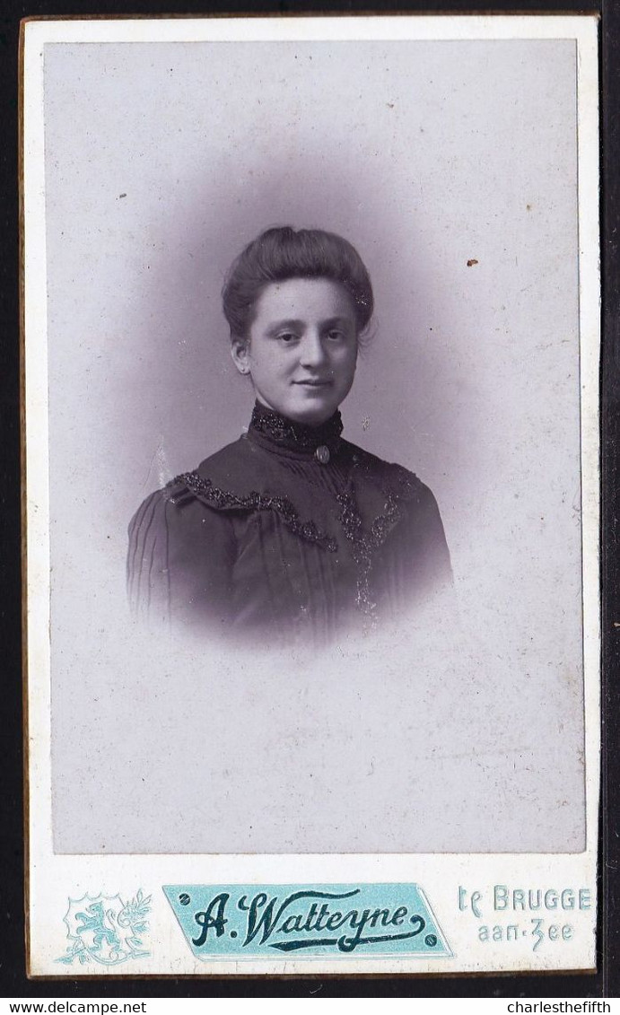 VIEILLE PHOTO CDV  - JEUNE DAME RICHE - MODE - COIFFURE  - PHOTO WATTEYNE BRUGES - Anciennes (Av. 1900)