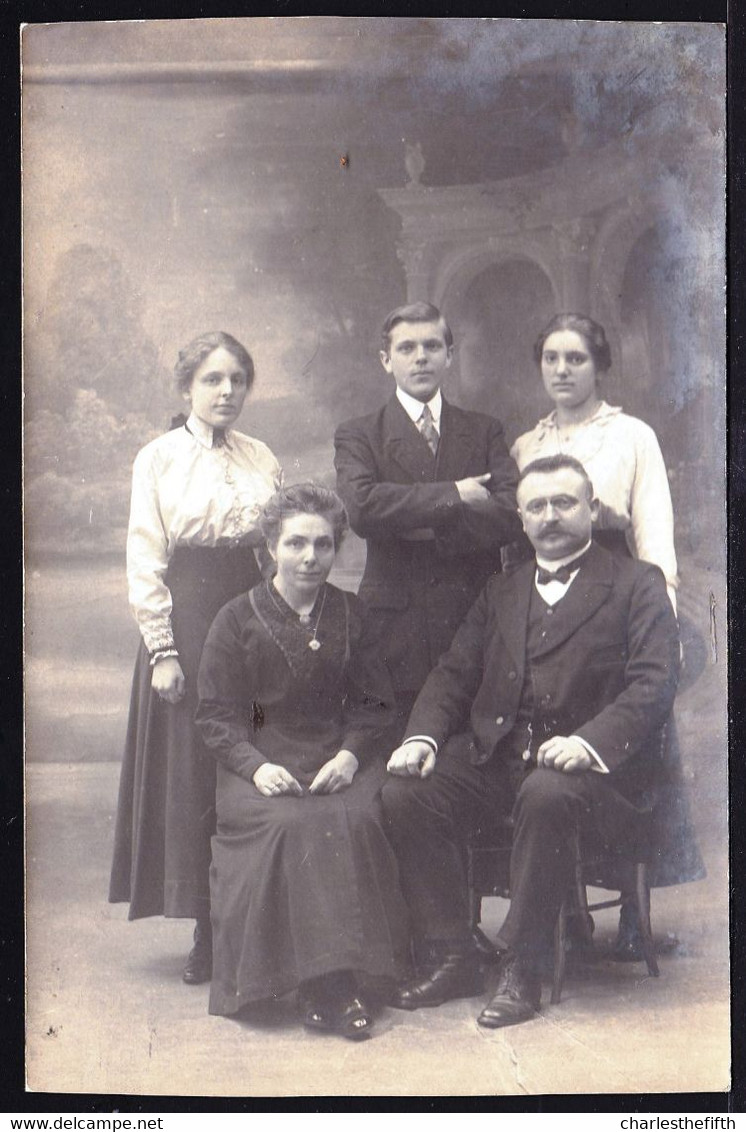 VIEILLE PHOTO MONTEE SURREALISME - FAMILLE - PARENTS ET ENFANTS - MODE - FORMAT CPA PHOTO SURA PARIS - Oud (voor 1900)