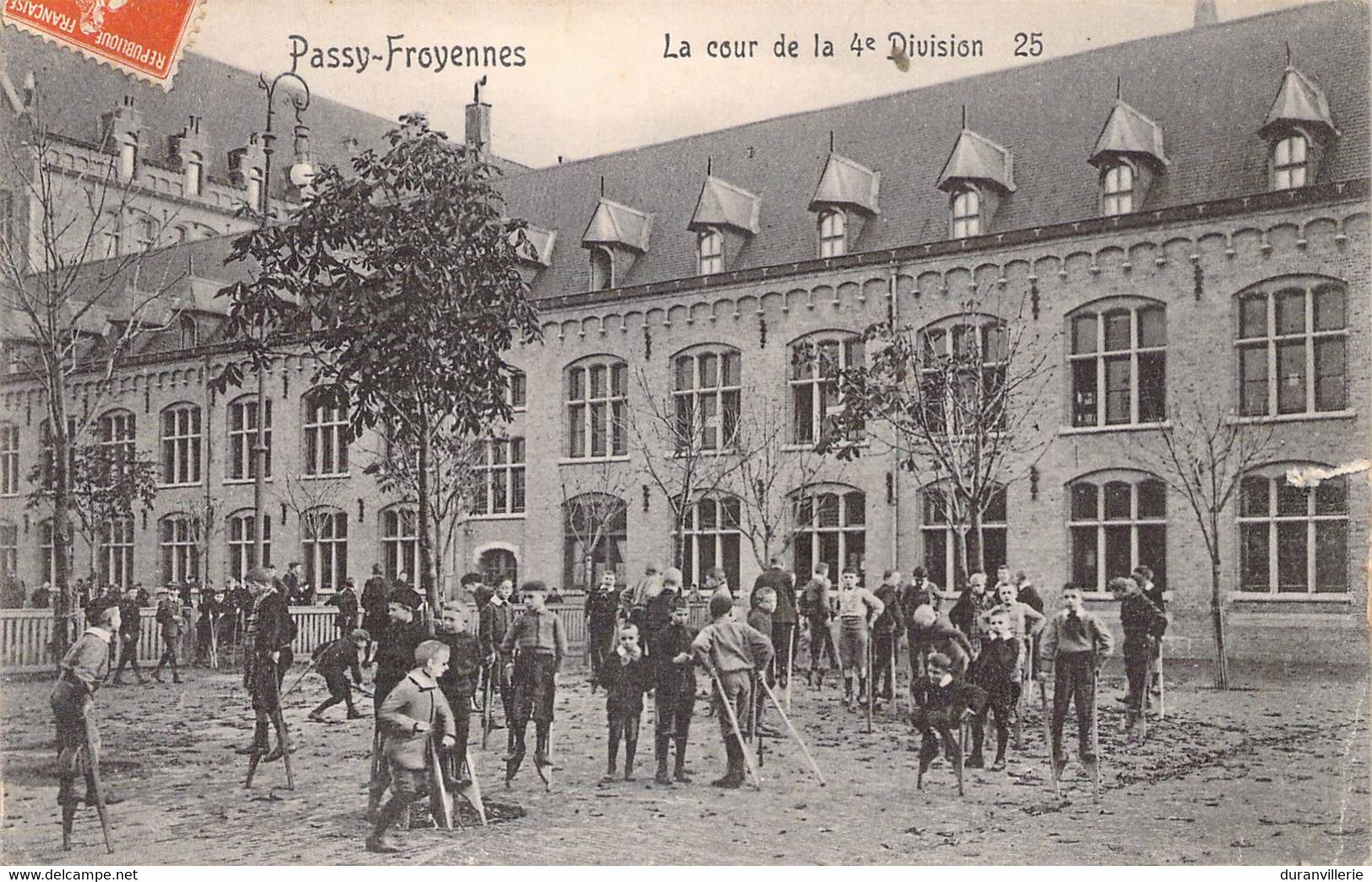 CPA Belgique Passy Froyennes La Cour De La 4e Division 25 échasse Pensionnat - Tournai