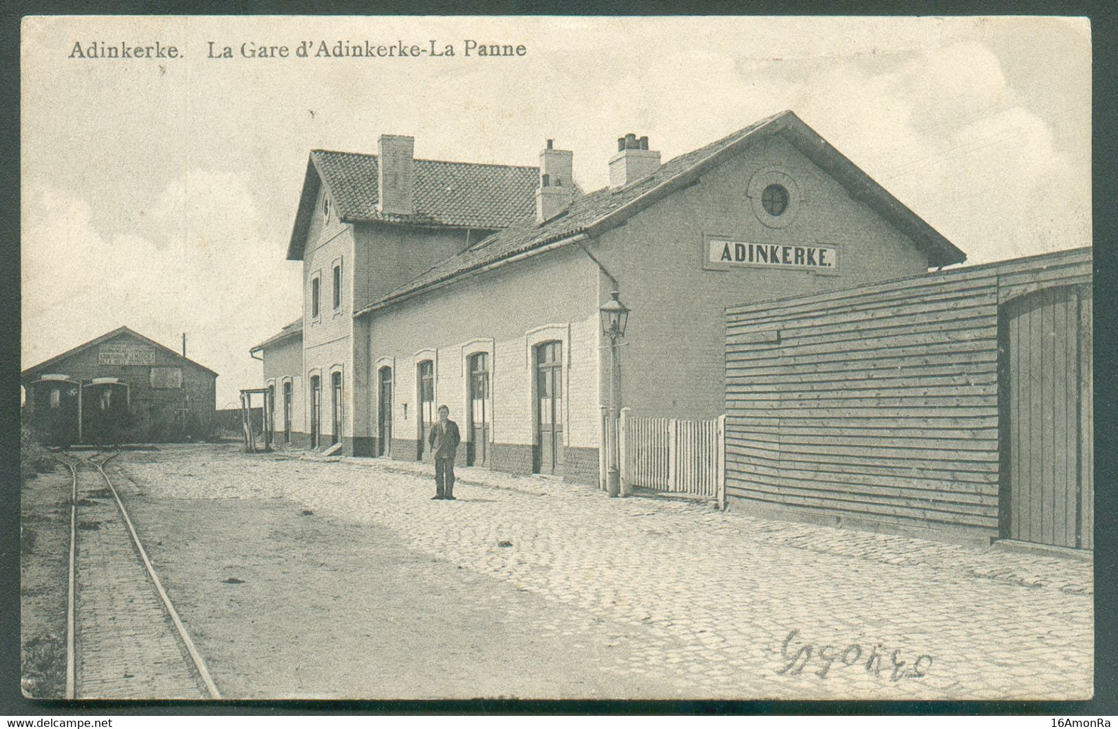 C.P. (Vue De La Gare) En S.M. (d'un Militaire Français Par La Poste Civile) De ADINKERKE 24-X-1914 Vers Marseille. Texte - Zona Non Occupata