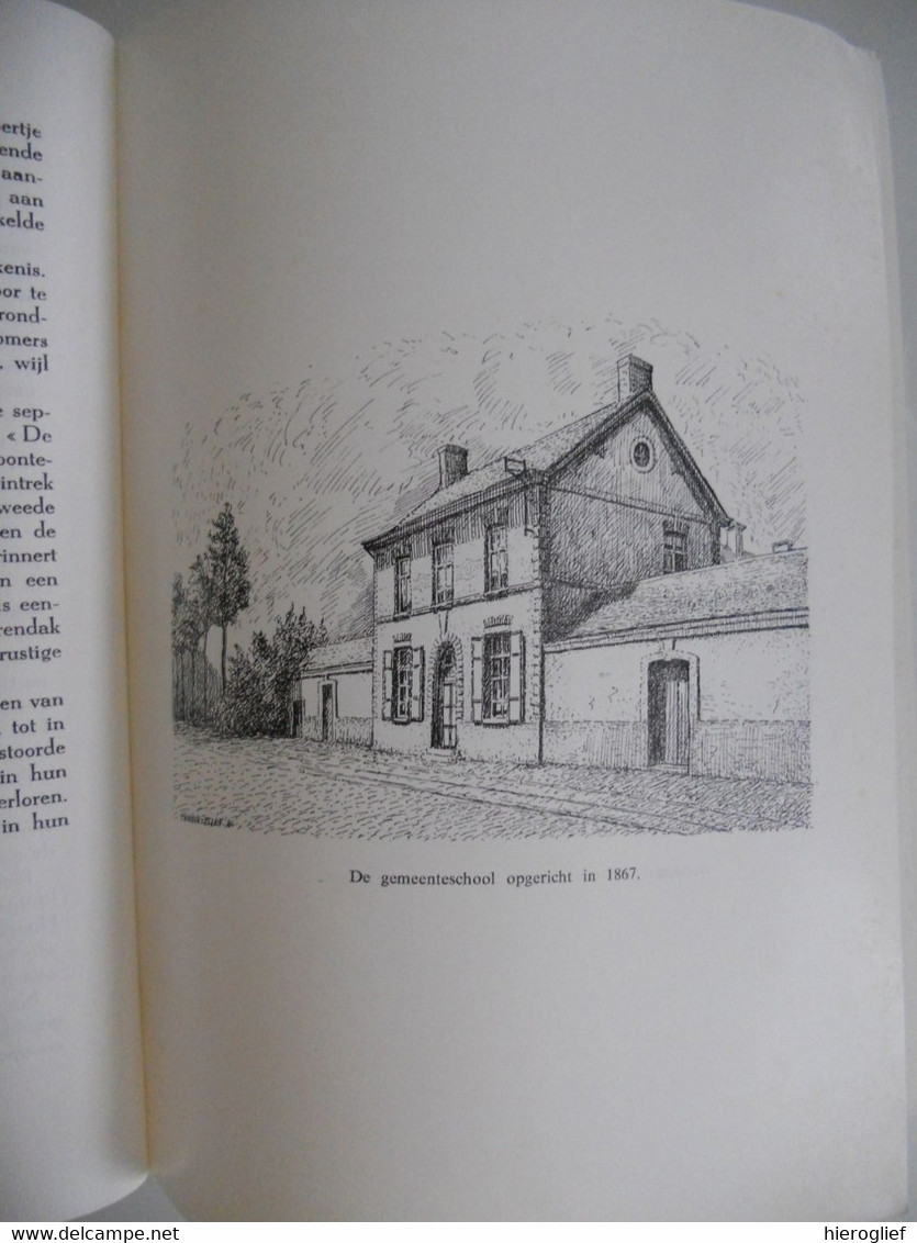 HERINNERINGEN AAN HET OUDE VARSENARE Door André Franchoo IN DE SCHADUW VAN EEN DORPSTOREN Franck Brugge - Histoire