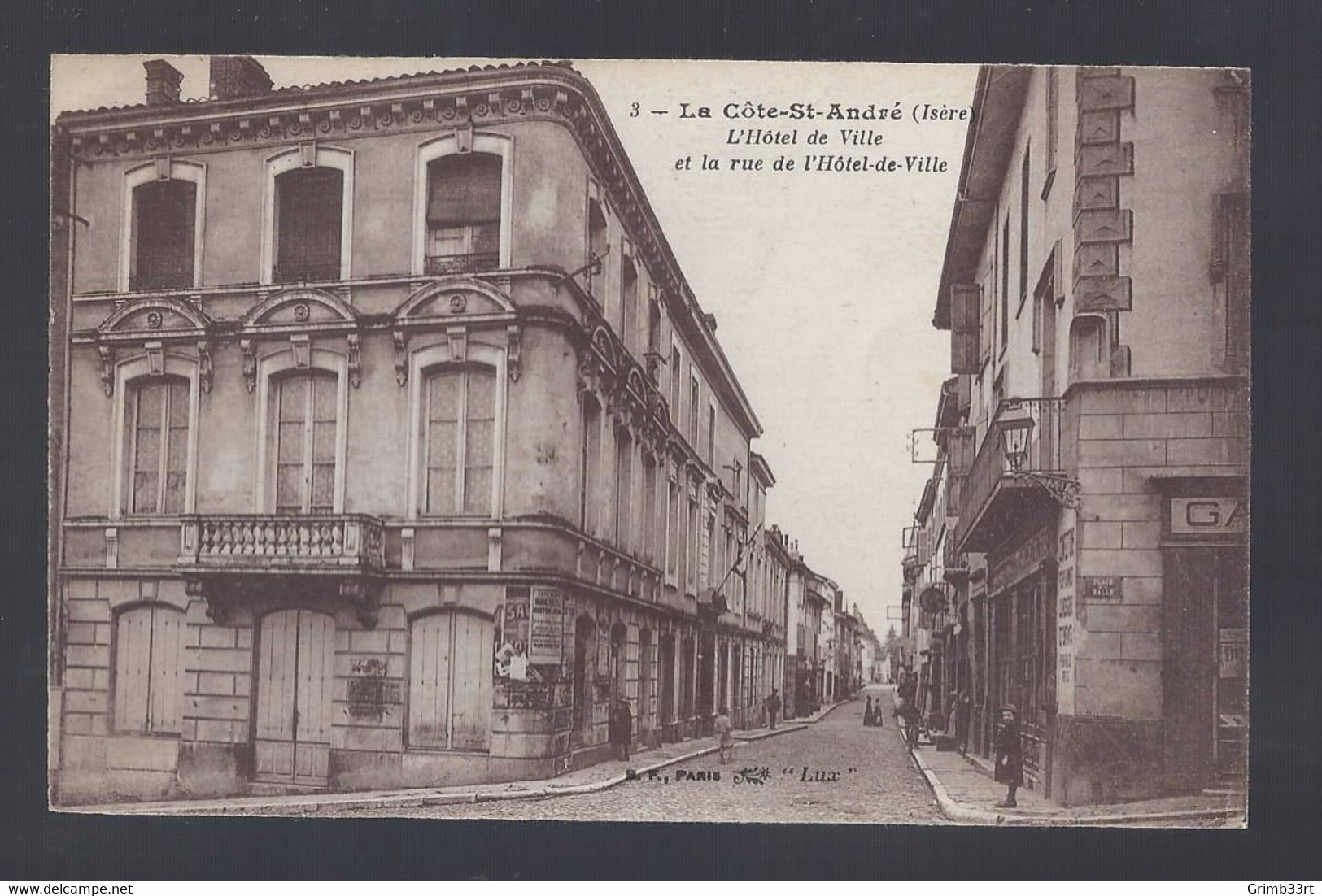 La Côte-St-André - L'Hôtel De Ville Et La Rue De L'Hôtel-de-Ville - Postkaart - La Côte-Saint-André