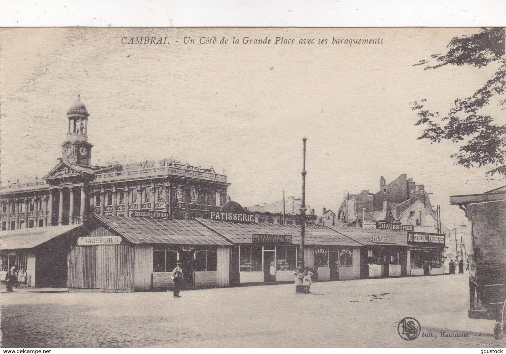 Nord - Cambrai - Un Côté De La Grande Place Avec Ses Baraquements - Cambrai