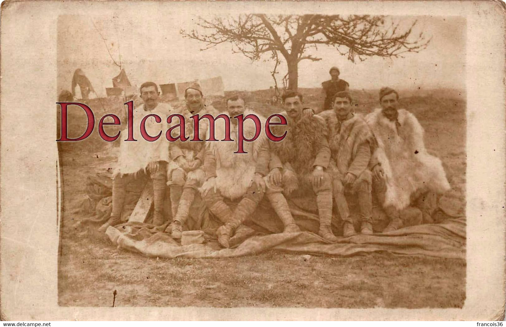 Carte Photo Circa 1915 - Groupe De Soldats Militaires En Hiver Avec Peaux De Bête Fourrure Fourrures - Ed. Paris - Guerra 1914-18