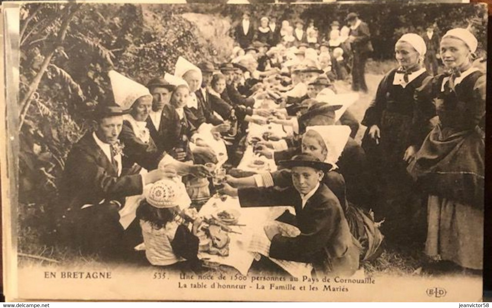 En Bretagne  535 Une Noce  De 1500 Personnes Au Pays De Cornouaille La Table D'Honneur La Famille Et Les Mariés - Quimper