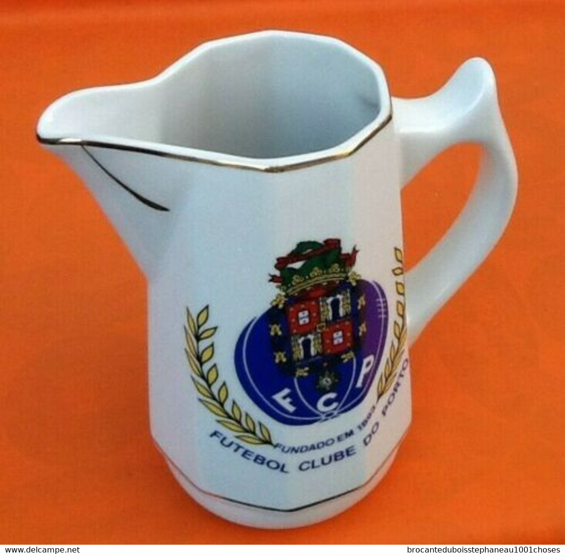 Grand Pichet " Collector " Futebol Clube Do Porto Fundado Em 1893 Porcelaine Blanche, Rehauts D' Or - Other & Unclassified