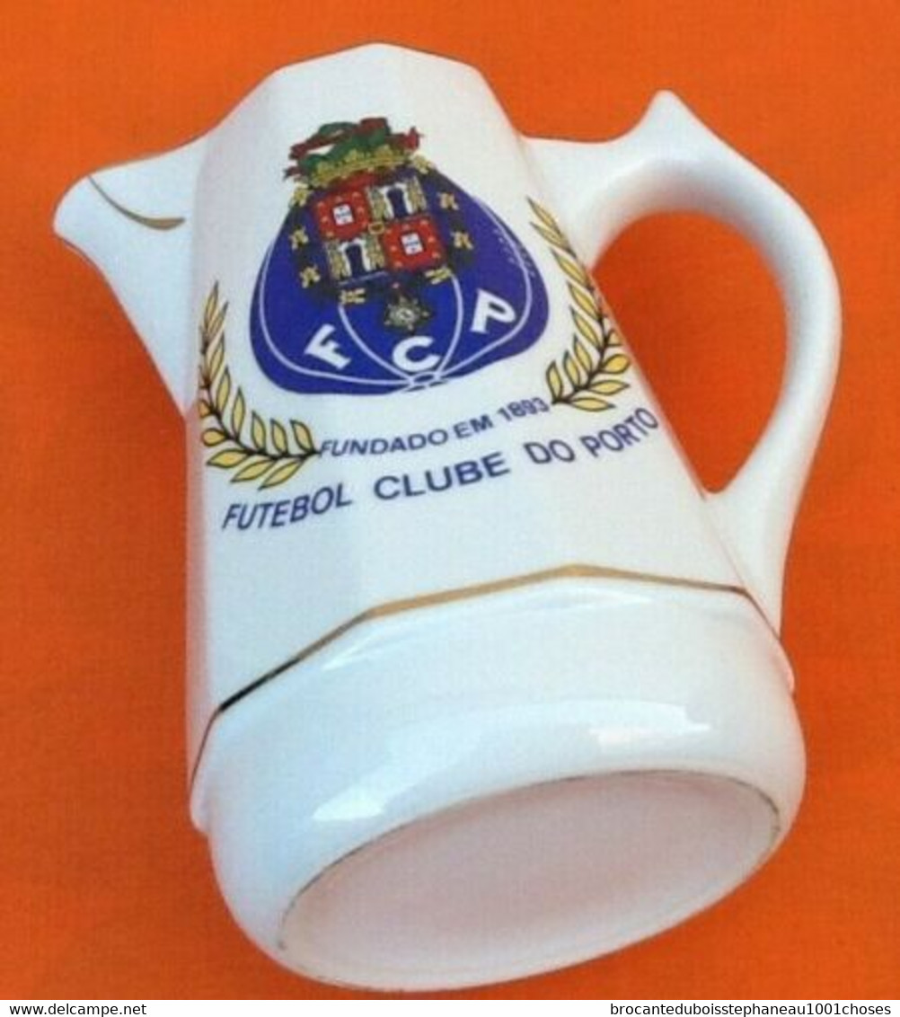 Grand Pichet " Collector " Futebol Clube Do Porto Fundado Em 1893 Porcelaine Blanche, Rehauts D' Or - Autres & Non Classés