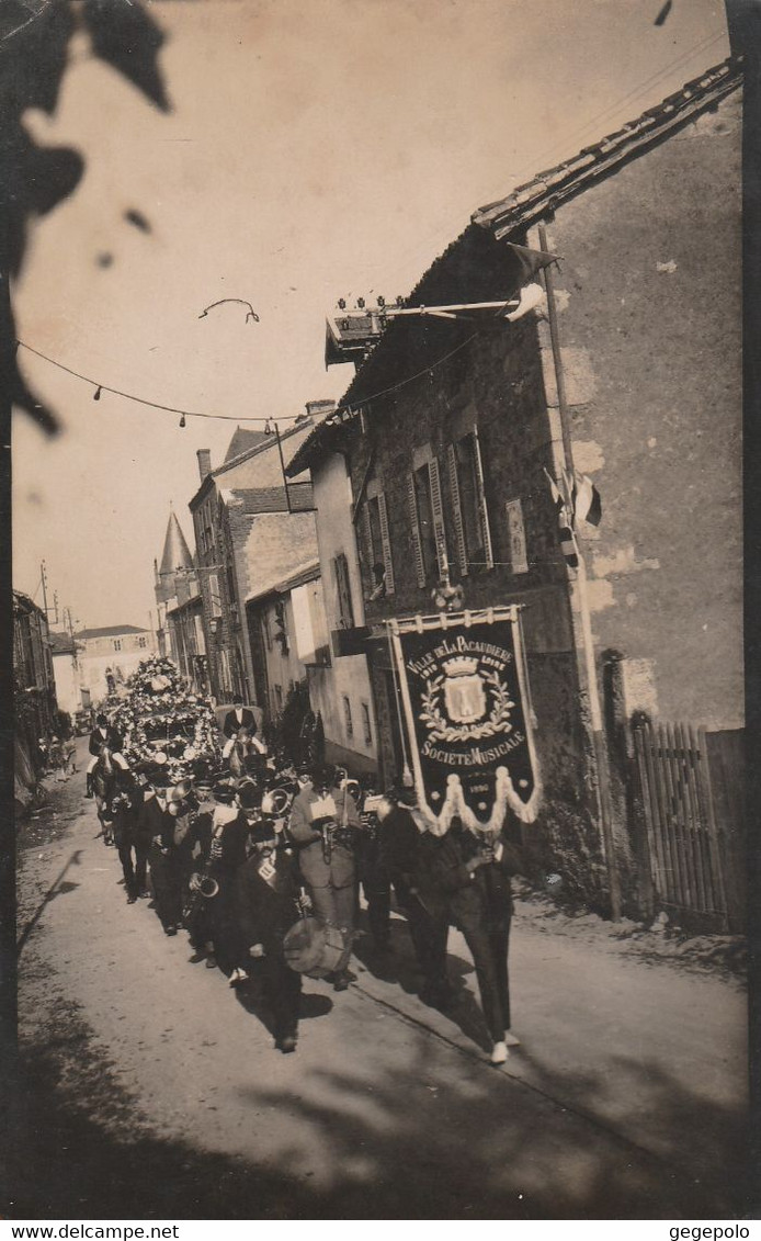 LA PACAUDIERE  - La Société Musicale Qui Défile   ( Carte Photo ) 2/2 - La Pacaudiere