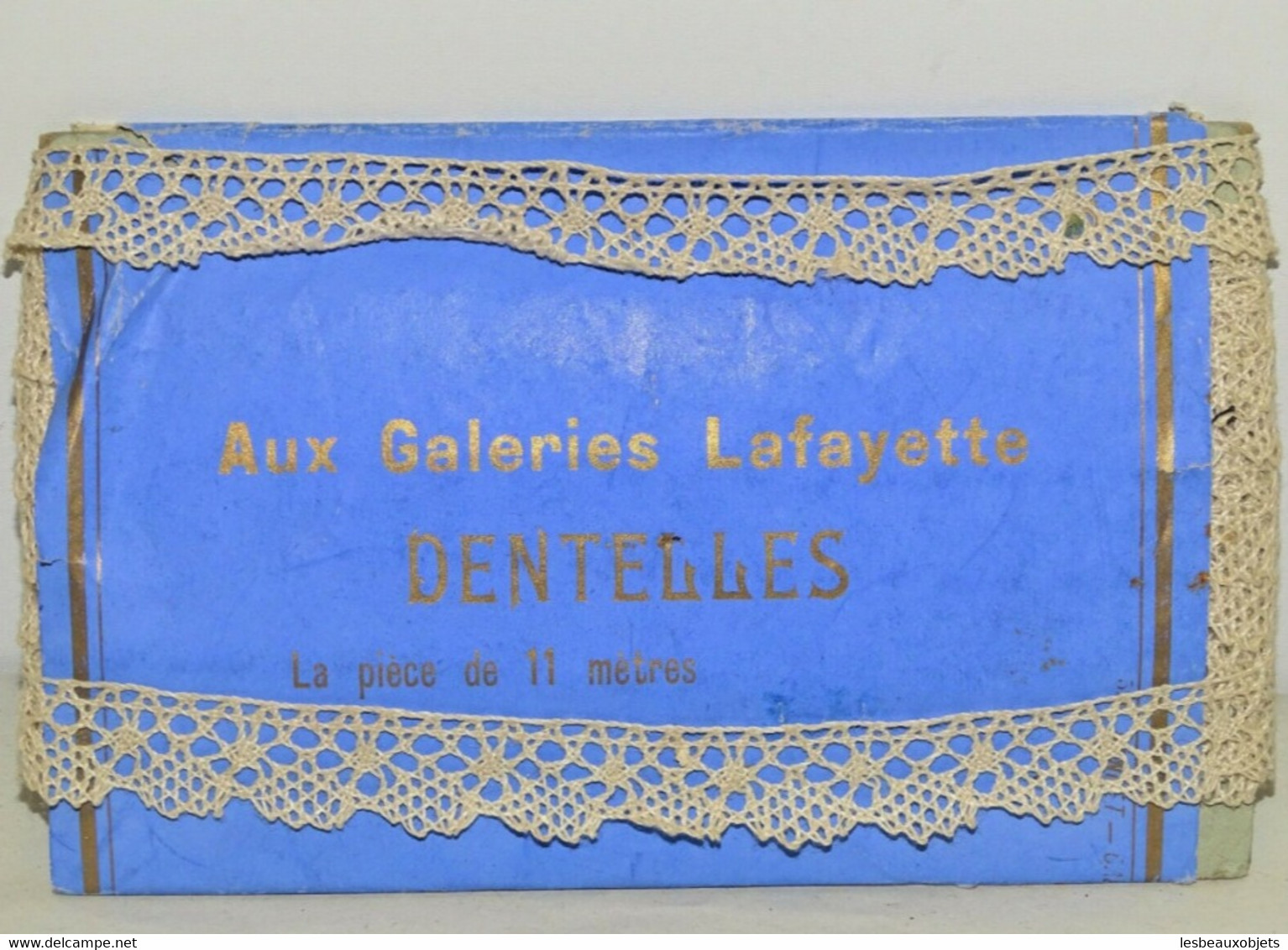 ANCIEN ROULEAU De DENTELLE AUX GALERIES LAFAYETTE 11 Mètres Jamais Ouvert COLLECTION TISSUS ANCIENS - Dentelles Et Tissus