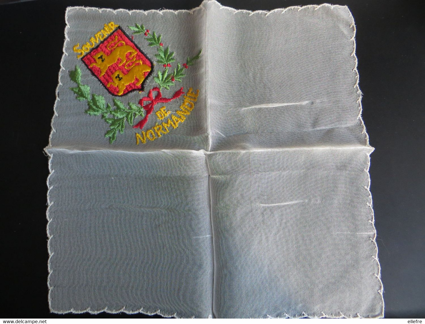 Pochette  Ancienne Brodée Taille Mouchoir SOUVENIR DE NORMANDIE Avec Blason Tissu Taffetas Ou Tulle Bord Broderie - Taschentücher