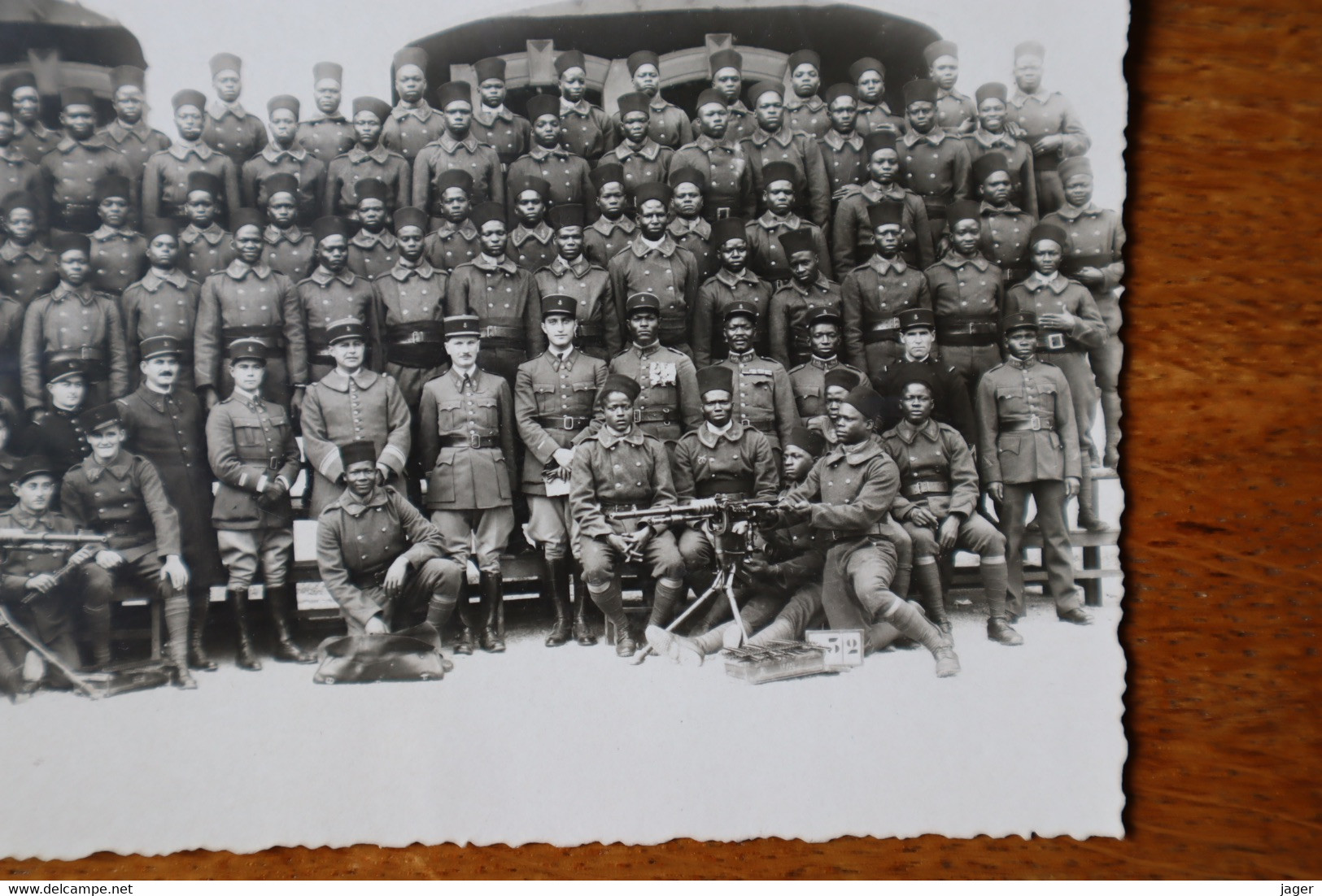 Carte Photo Tirailleurs Sénégalais  Mitrailleurs Compagnie Officiers Et Tirailleurs  Vers 1940 - Documents