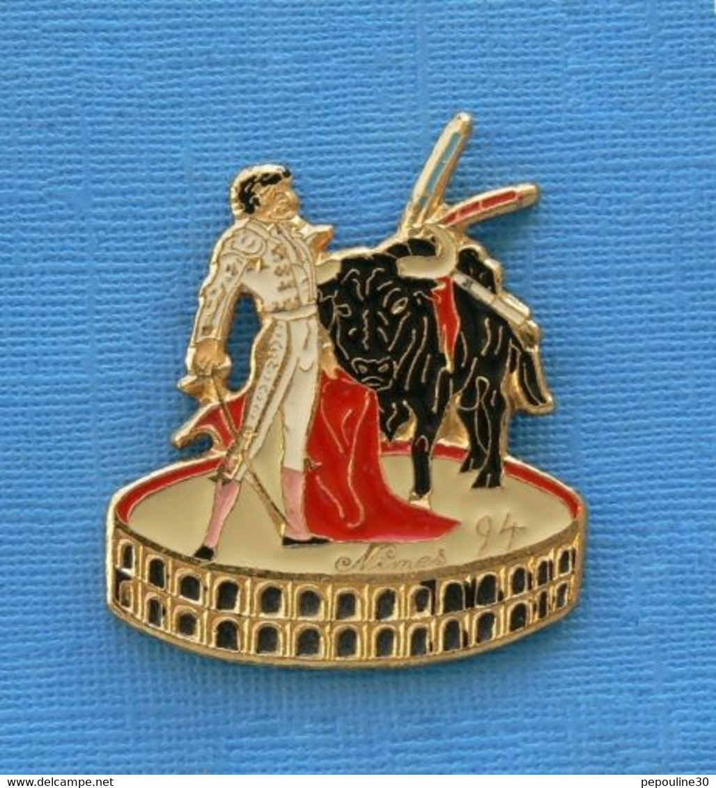 1 PIN'S //  ** NIMES FERIA '93 / ARÈNES MATADOR ET TAUREAU ** . (N'EMAUX) - Corrida