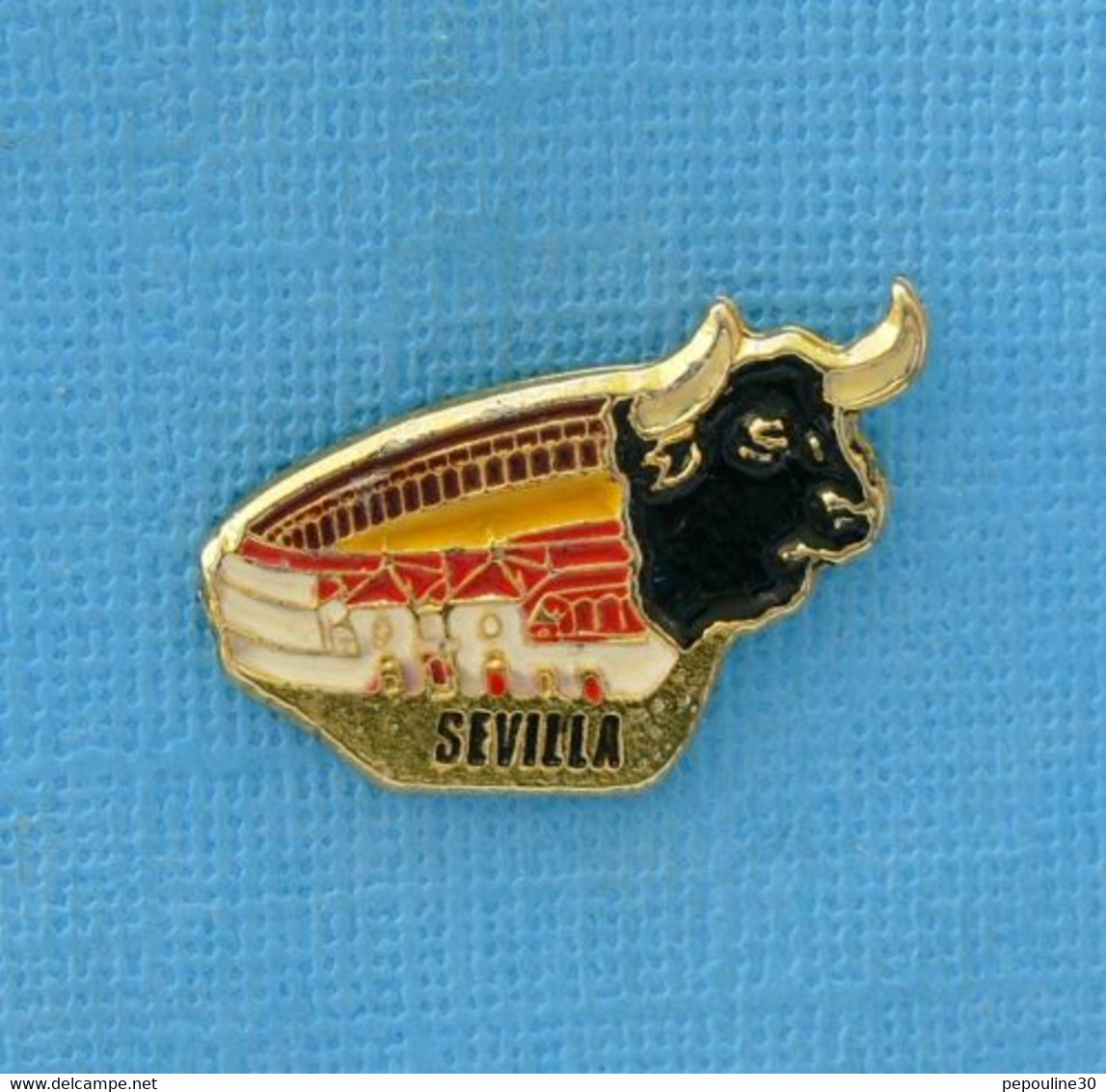 1 PIN'S //  ** SEVILLA / PLAZA DE TOROS DE LA MAESTRANZA DE CABALLERIA DE SÉVILLE ** - Stierkampf