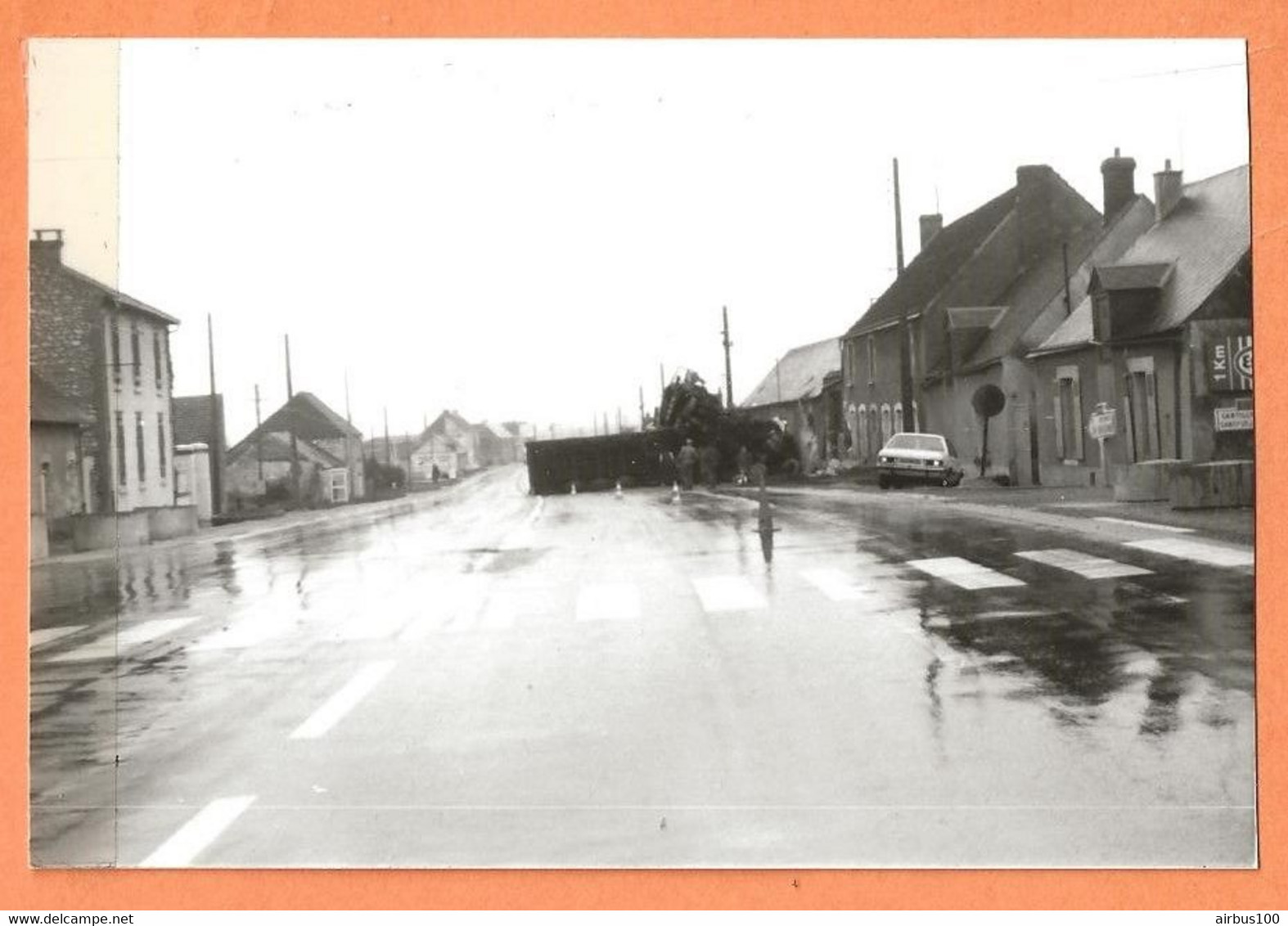 PHOTO ORIGINALE - ACCIDENT DE VOITURE OPEL (?) - PANNEAU MICHELIN SANTILLY Et ESSO 1 KM - Automobiles