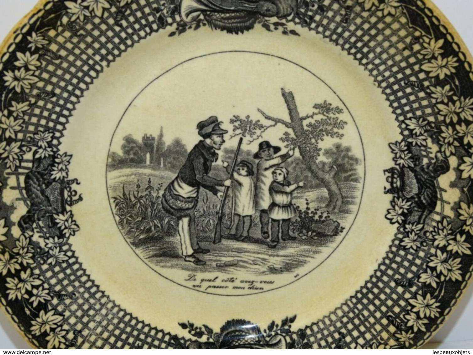 ASSIETTE OPAQUE SARREGUEMINES PARLANTE CHASSEUR Cherchant Son CHIEN COLLECTION Déco Vitrine - Sarreguemines (FRA)