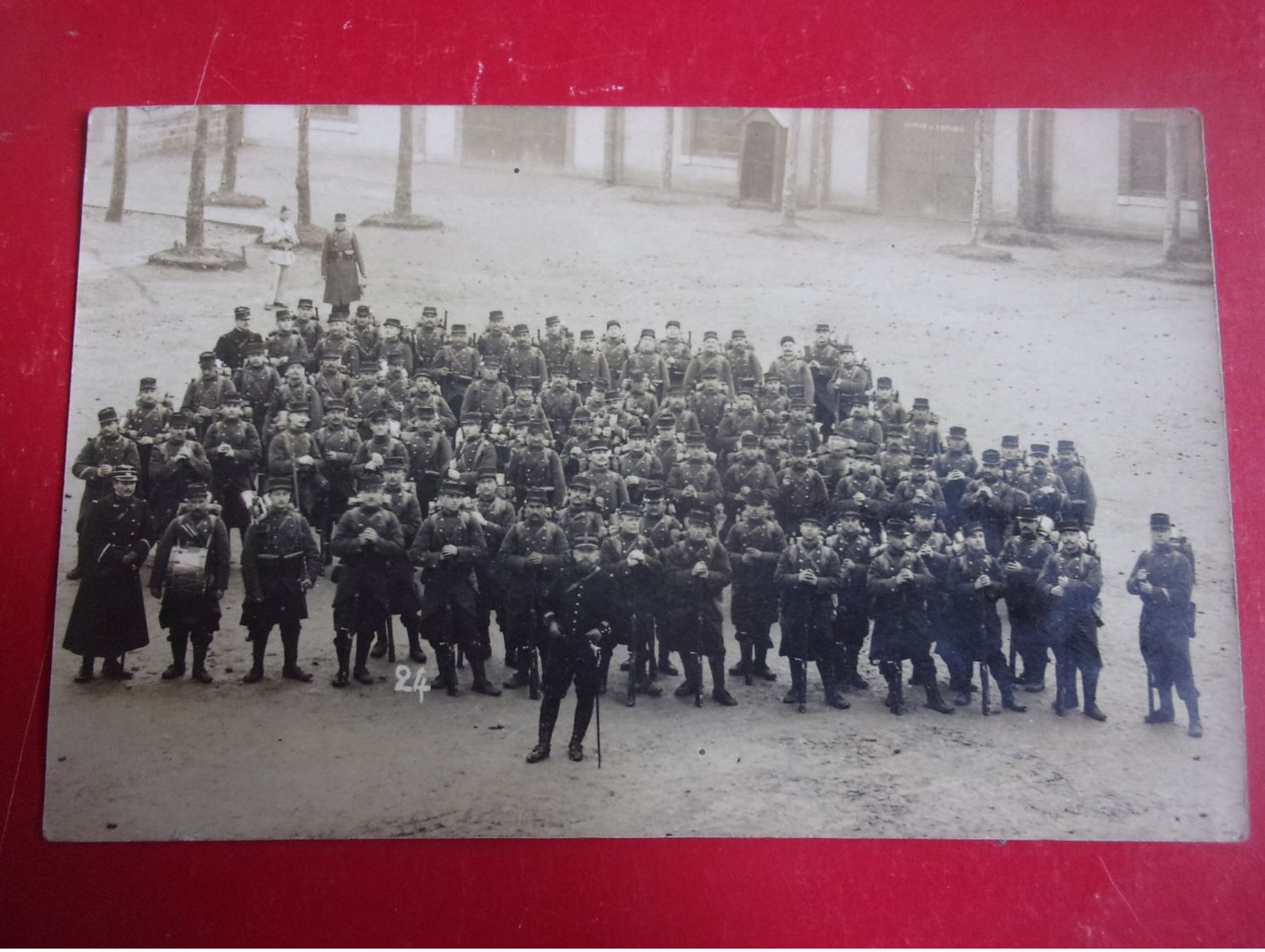 45 Montargis 1907  CARTE PHOTO   DU 82 EME REGIMENT INFANTERIE DANS COUR CASERNE  UNIFORME MUSIQUE - Montargis