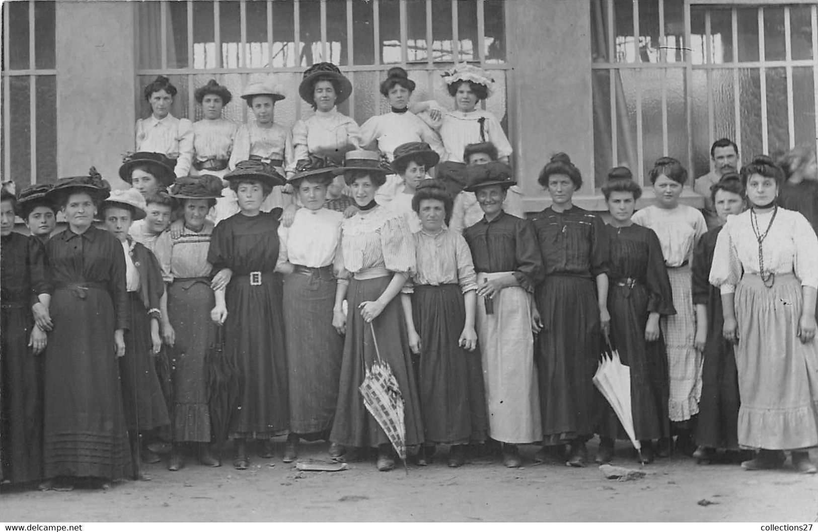 GROUPE DE FEMMES DEVANT LES ATELIERS - CARTE PHOTO A SITUER - Industrial