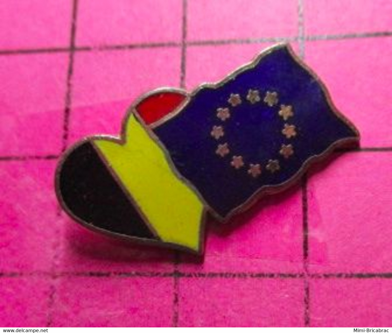 810G Pin's Pins / Beau Et Rare / THEME : AUTRES / COEUR BELGE ET DRAPEAU EUROPEEN - Andere & Zonder Classificatie