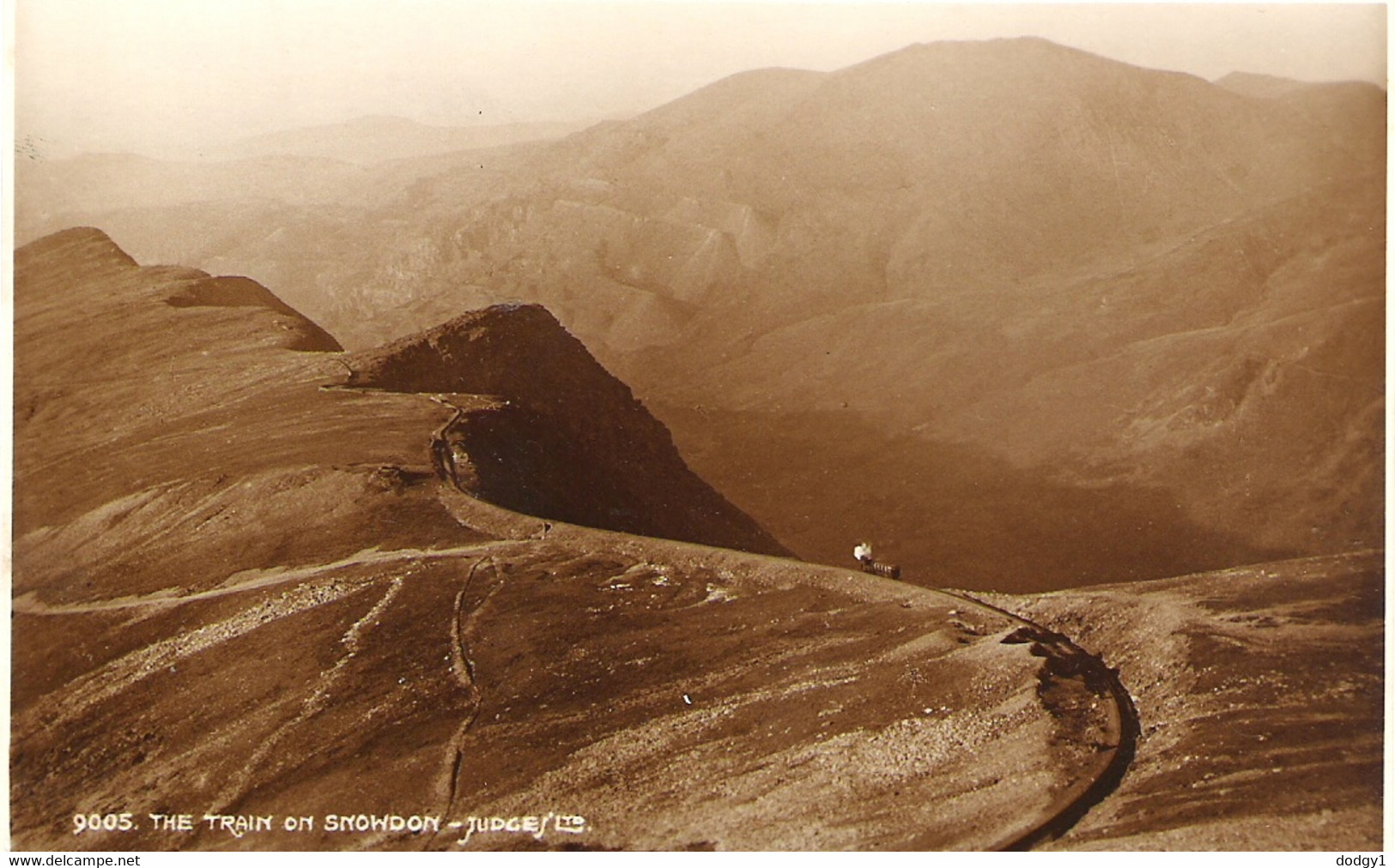 THE TRAIN ON SNOWDON, GWYNEDD, WALES. UNUSED POSTCARD Pv9 - Caernarvonshire