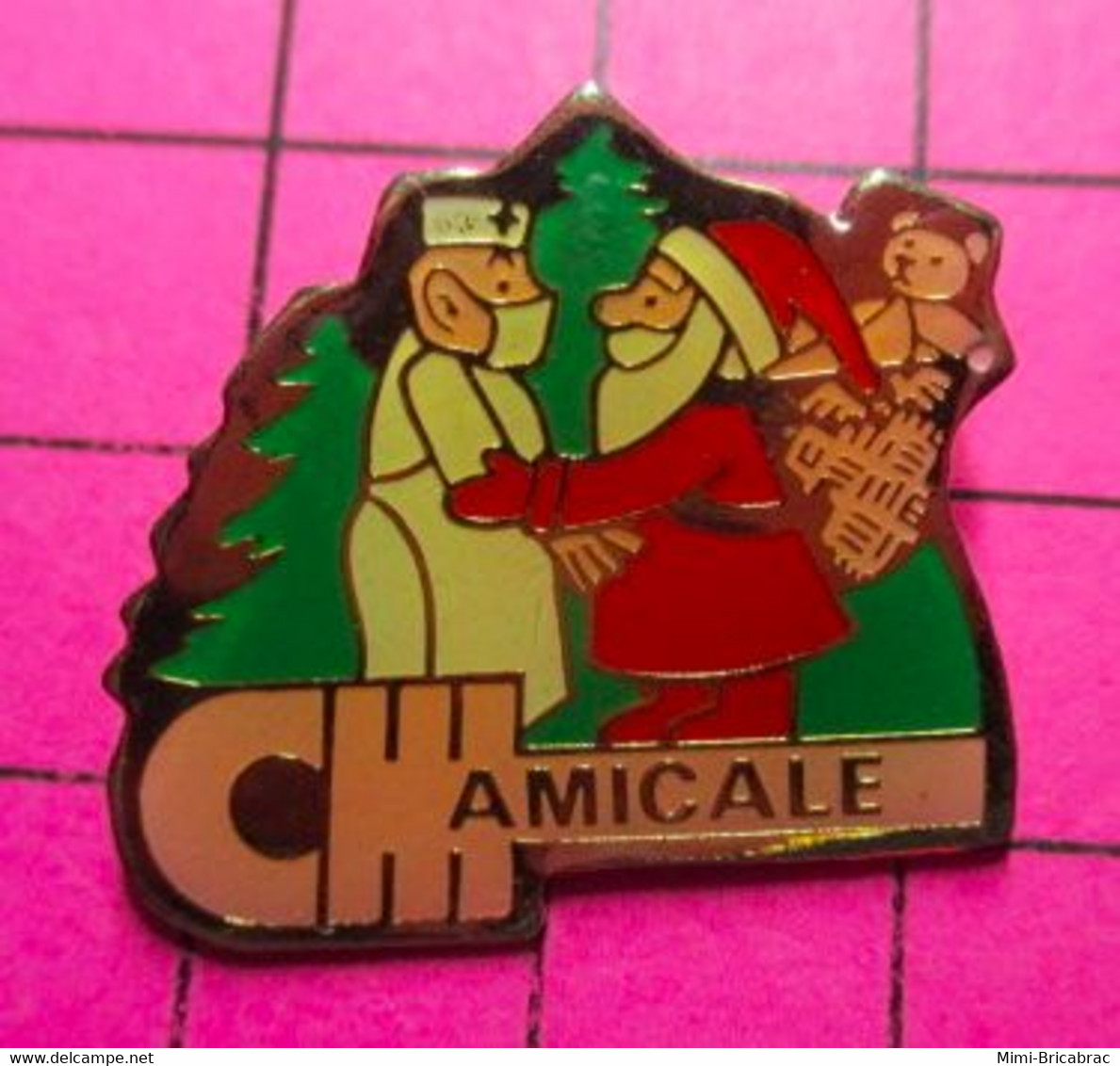 710e Pin's Pins / Beau Et Rare / THEME : NOEL / PERE NOEL INFIRMIER SAPIN CHI AMICALE HOTTE CADEAUX - Kerstmis