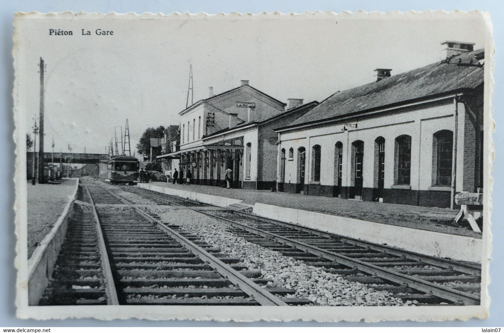 Carte Postale : Chapelle Lez Herlaimont : PIETON : La Gare, Train, Animé, Timbre En 1933(?) - Chapelle-lez-Herlaimont