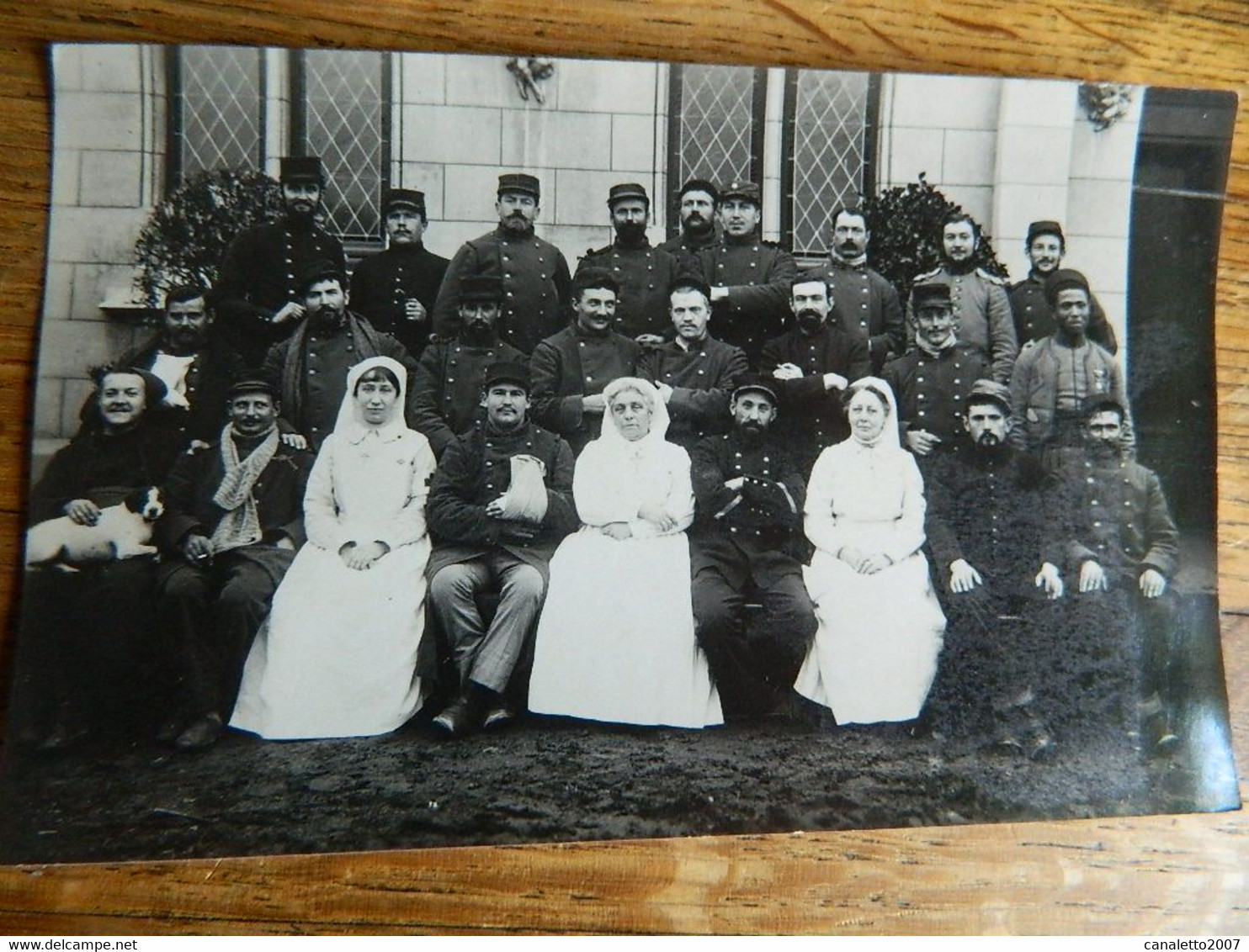 GUERRE 14/18 +MILITARIA:TRES BELLE PHOTO CARTE DE MILITAIRES BLESSES AVEC LEUR INFIRMIERES HOPITAL - War 1914-18