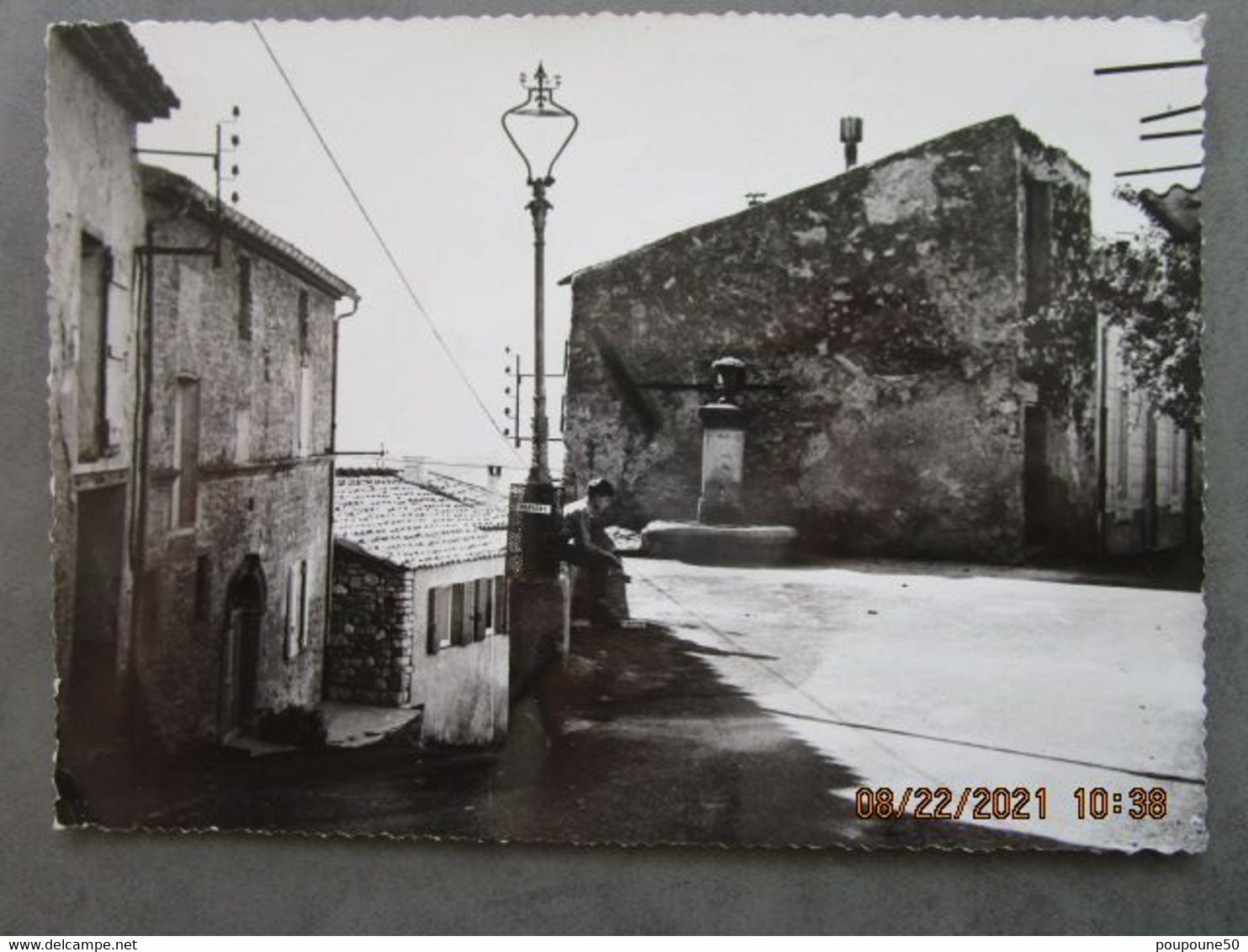 CP 84 Vaucluse ANSOUIS  Postée La Tour D'Aigues  Prés Pertuis  - La Rue Basse ,la Place Avec La Fontaine Du Village 1972 - Ansouis