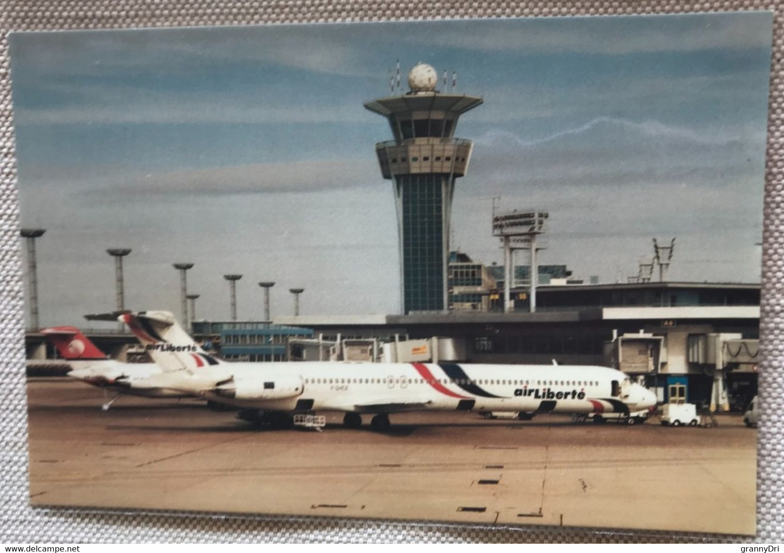 Avion  Aéroport Orly Sud 1992 Tour De Contrôle Avion Air Liberté MD83 F-GHEB - Aérodromes