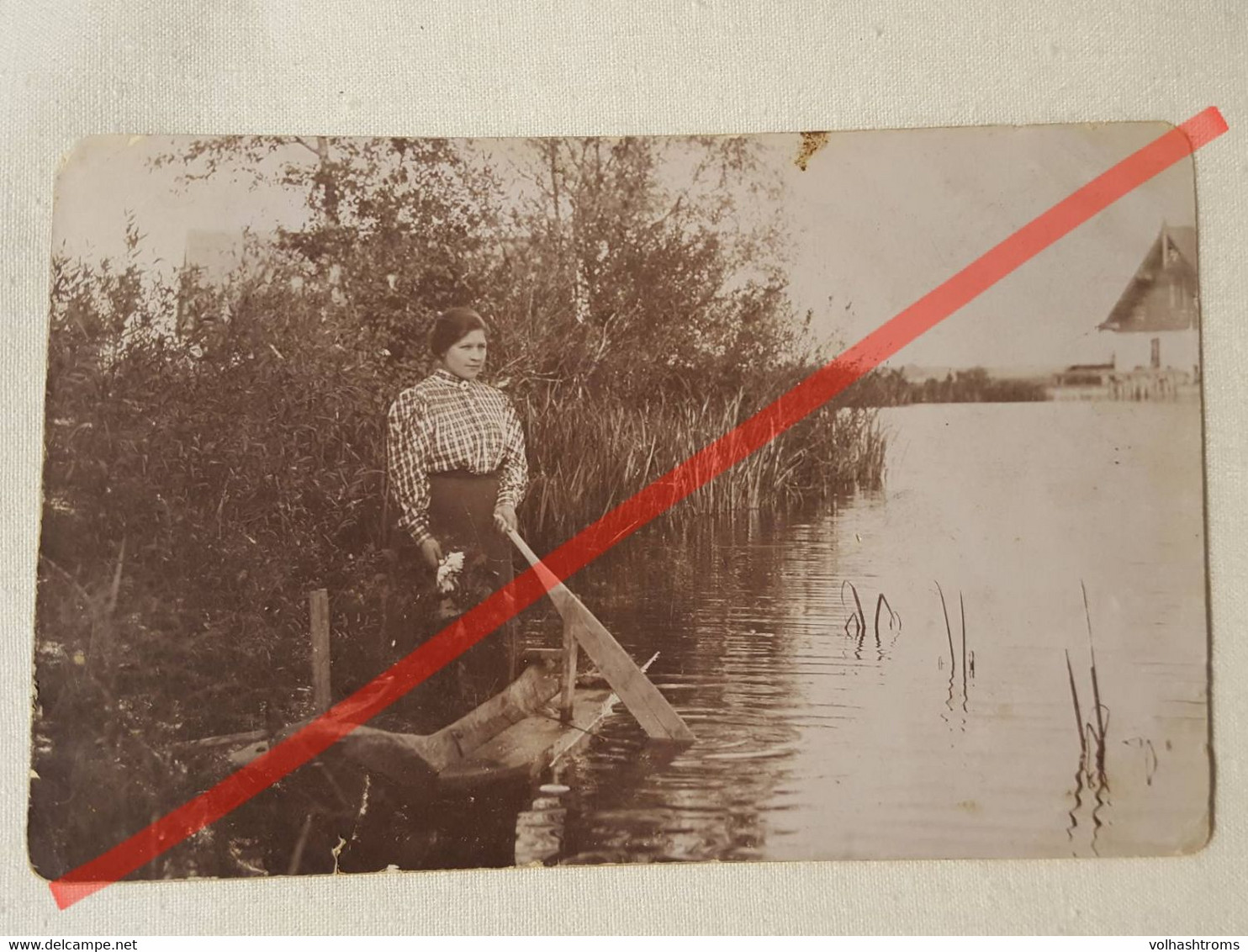 Photo D'époque. Original. La Fille Dans Le Bateau Et La Pagaie. La Lettonie D'avant-guerre. - Objects