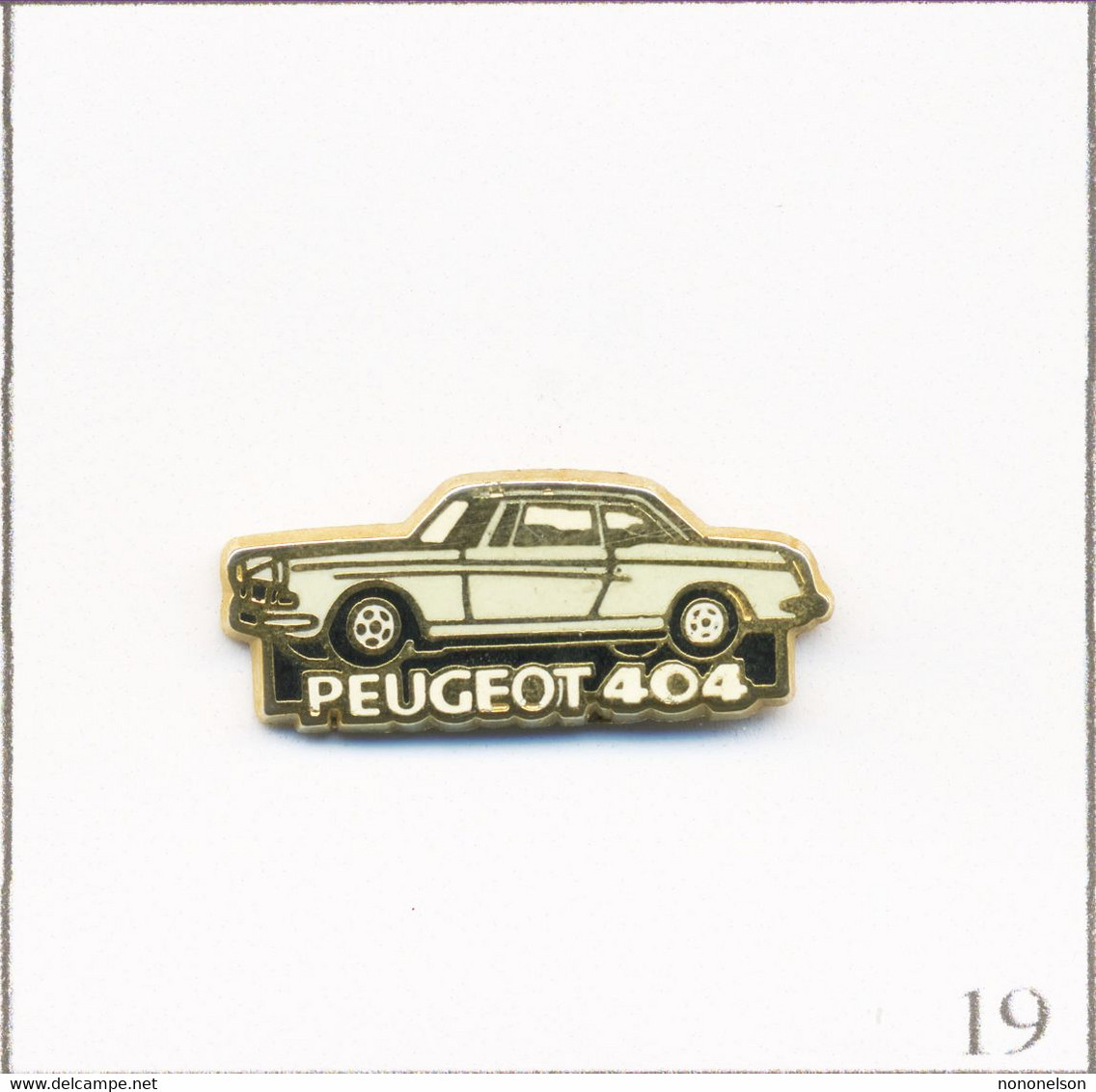 Pin's Automobile - Peugeot / Modèle 404. Estampillé Hélium. Zamac. T752-19 - Peugeot