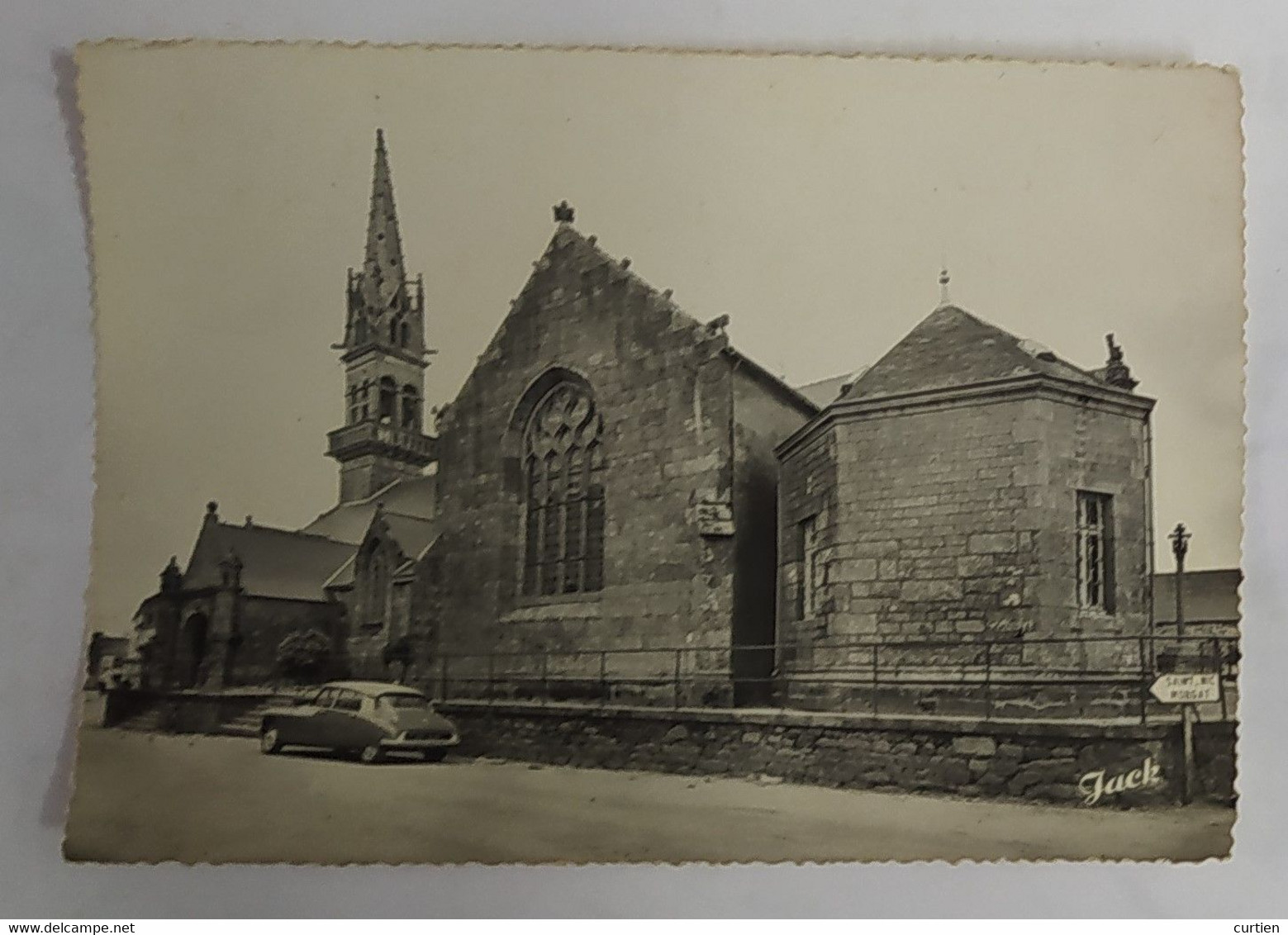 PLOMODIERN . 29 . L'église Avec DS Citroen Devant . - Plomodiern